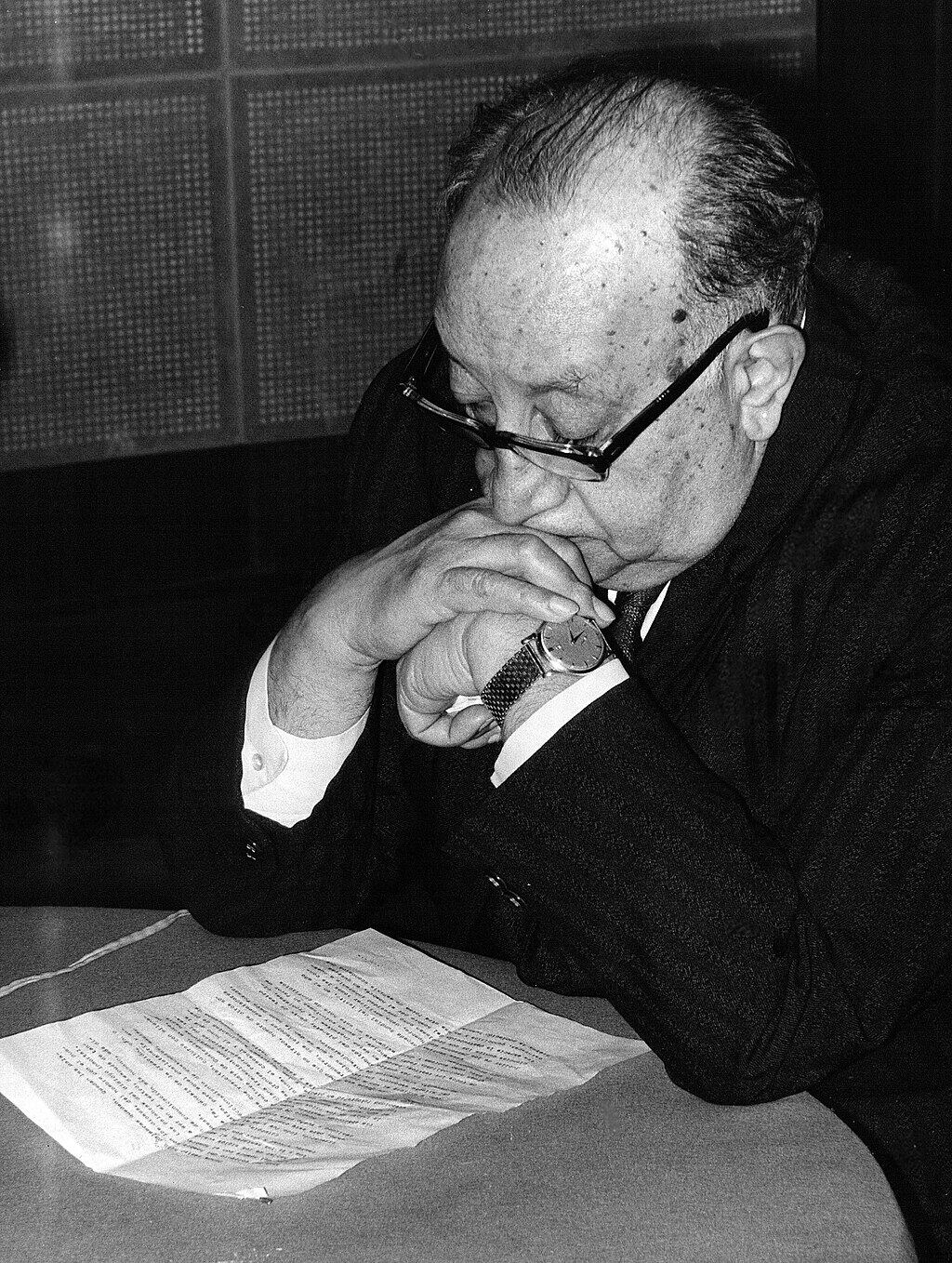 Miguel Ángel Asturias en el estudio de la Unesco en 1968.