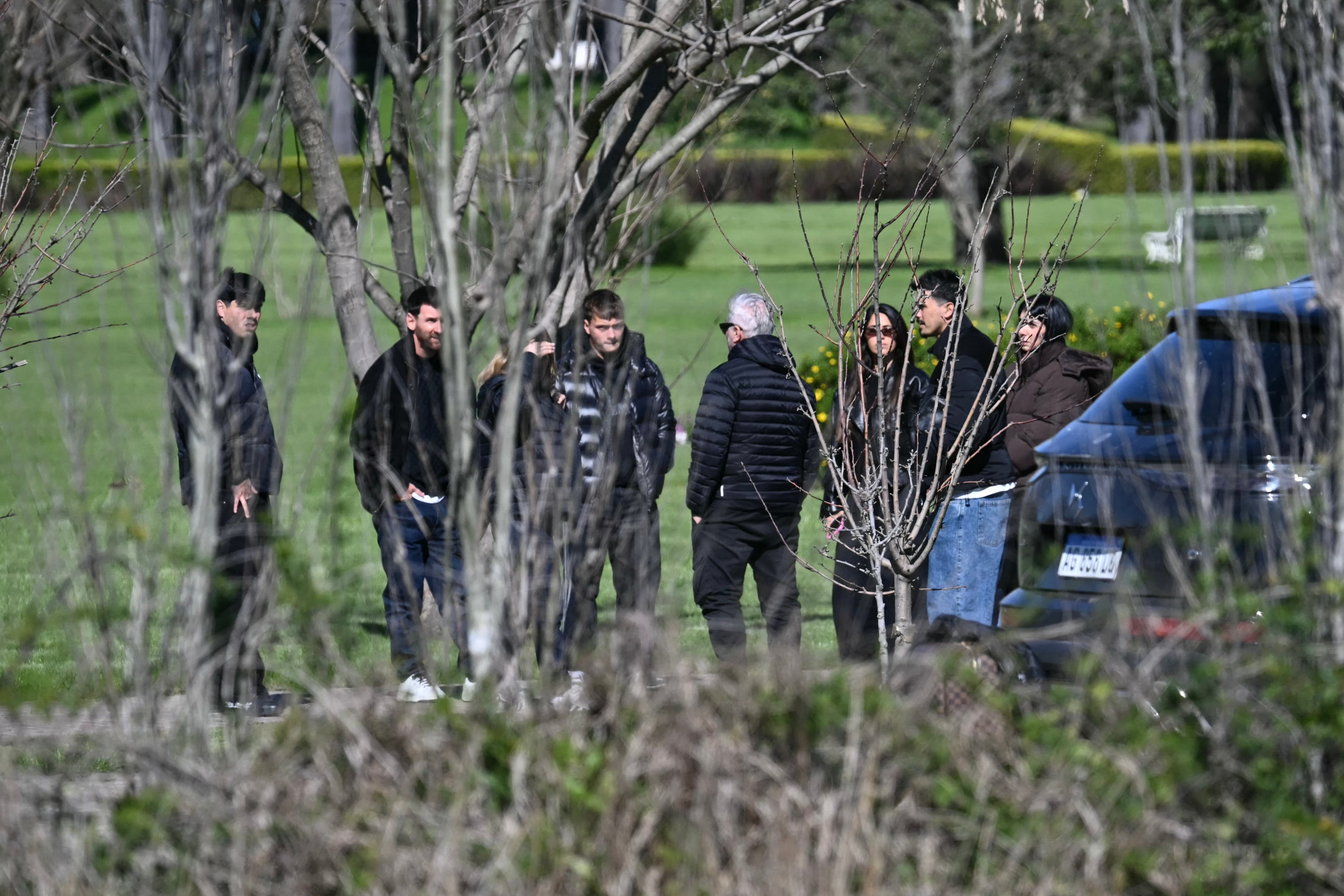 Lionel Messi, acompañado por su esposa Antonela Roccuzzo y otros allegados, asiste al funeral de su padre Jorge Messi en el cementerio de El Prado, en Rosario, este domingo 9 de agosto.