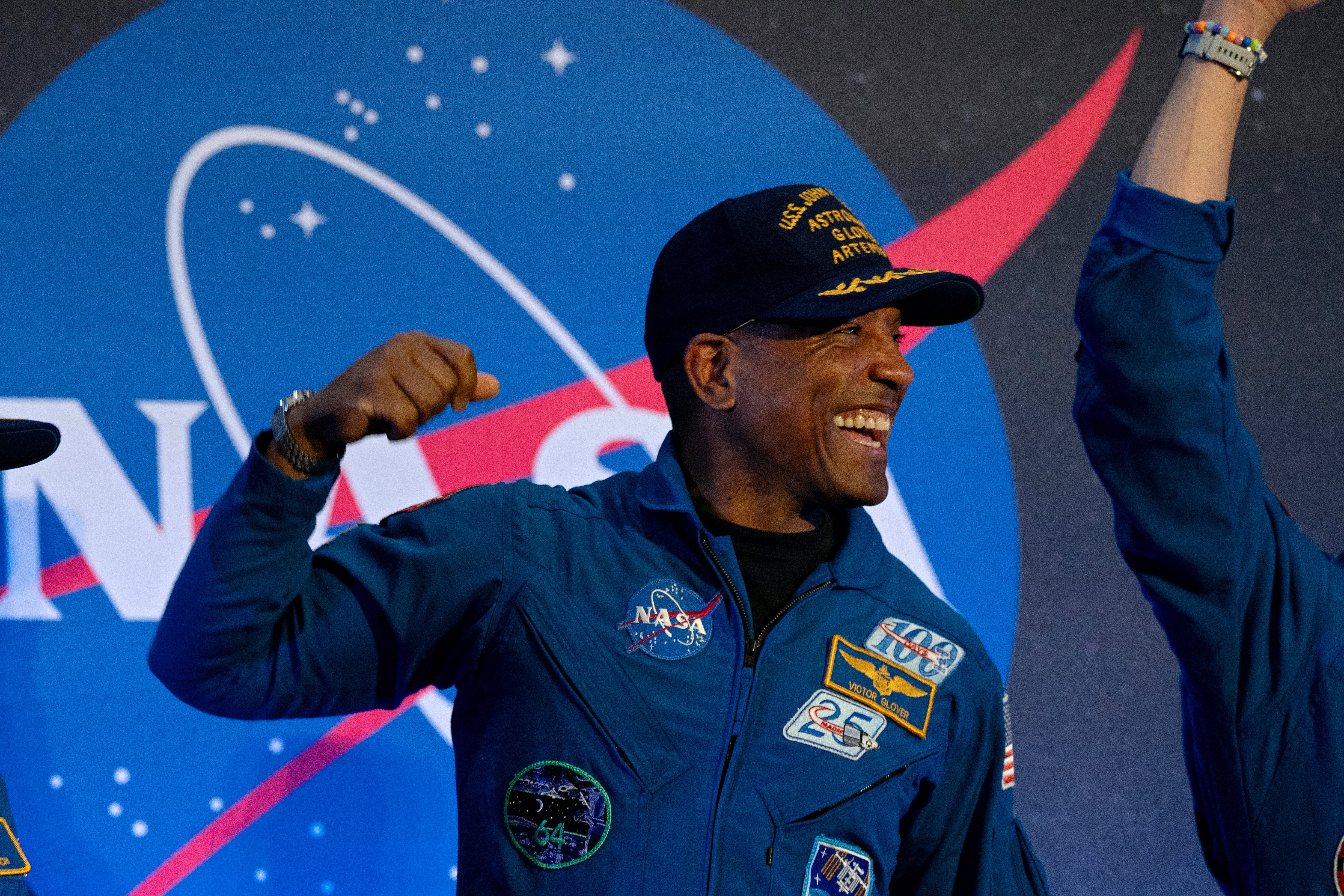 HOUSTON, TEXAS - 11 DE ABRIL: El piloto de Artemis II, Victor Glover, reacciona durante una conferencia de prensa el 11 de abril de 2026 en la Base Conjunta de Reserva Ellington Field en Houston, Texas. Su histórica misión de 10 días alrededor de la Luna concluyó con éxito ayer. Danielle Villasana/Getty Images/AFP (Foto de Danielle Villasana / GETTY IMAGES NORTH AMERICA / Getty Images vía AFP)