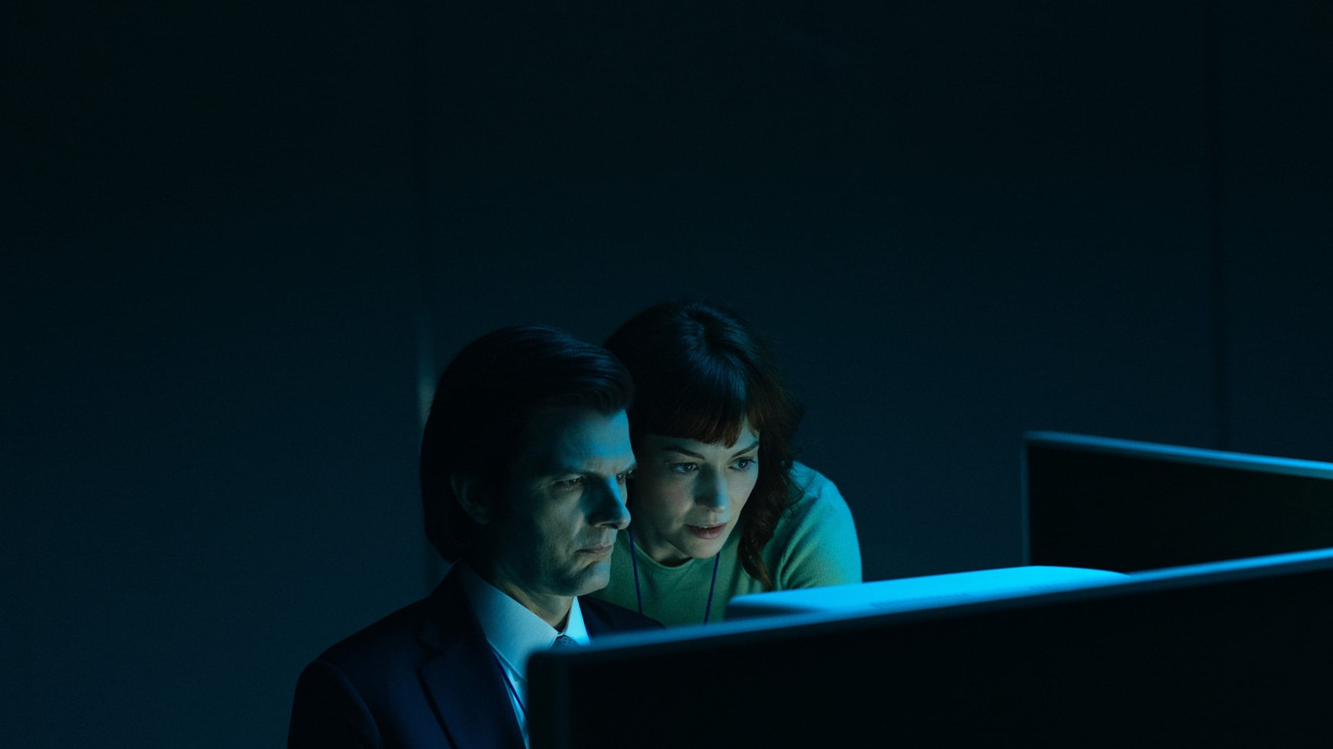 Adam Scott y Britt Lower encarnan dos de los personajes principales de 'Severance'.