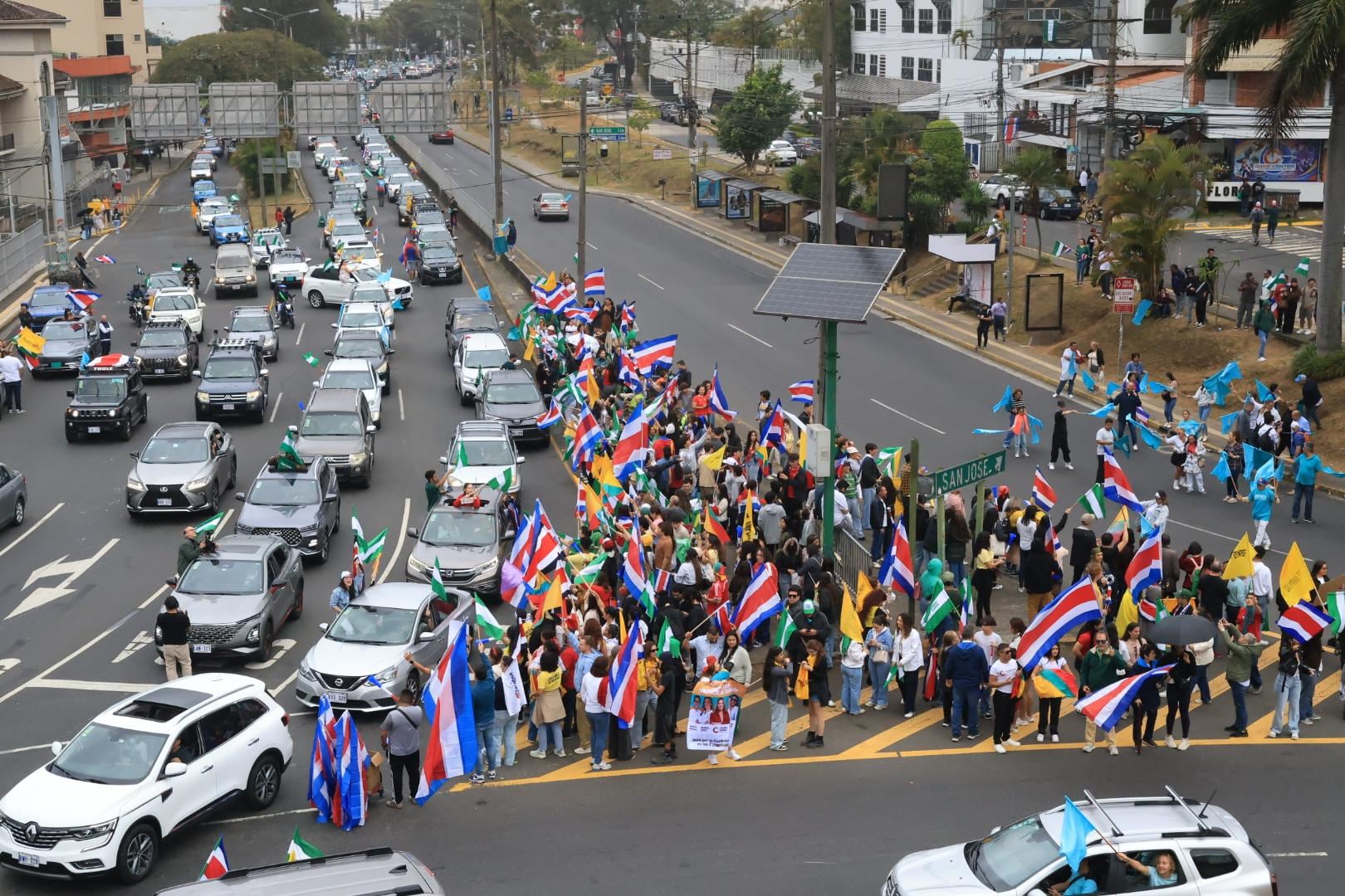 Manifestación multipartidista en la fuente de la Hispanidad a pocas horas del cierre de las urnas este domingo.