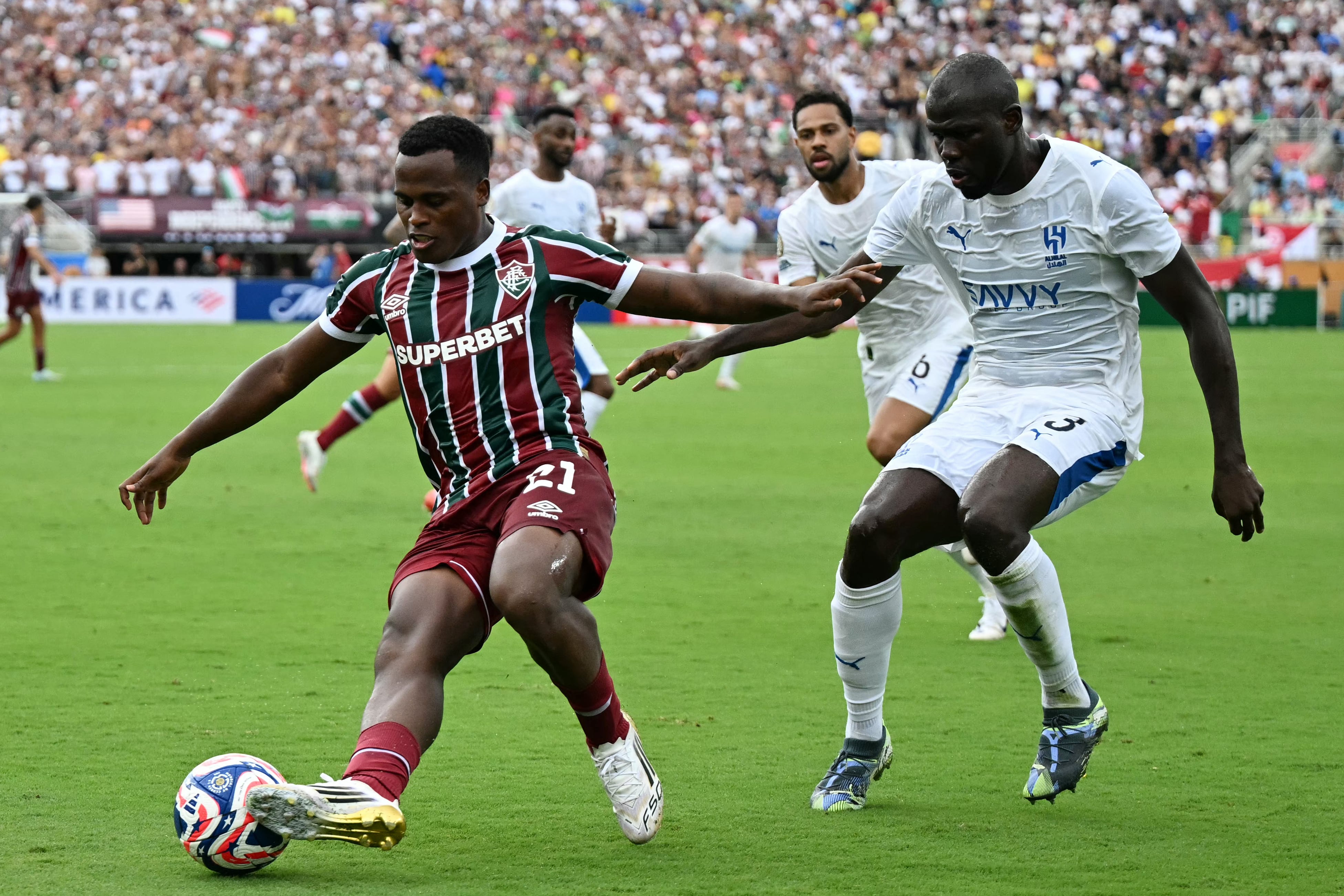 El centrocampista colombiano del Fluminense, Jhon Arias, y el defensa senegalés del Al Hilal, Kalidou Koulibaly, disputan el balón durante el partido