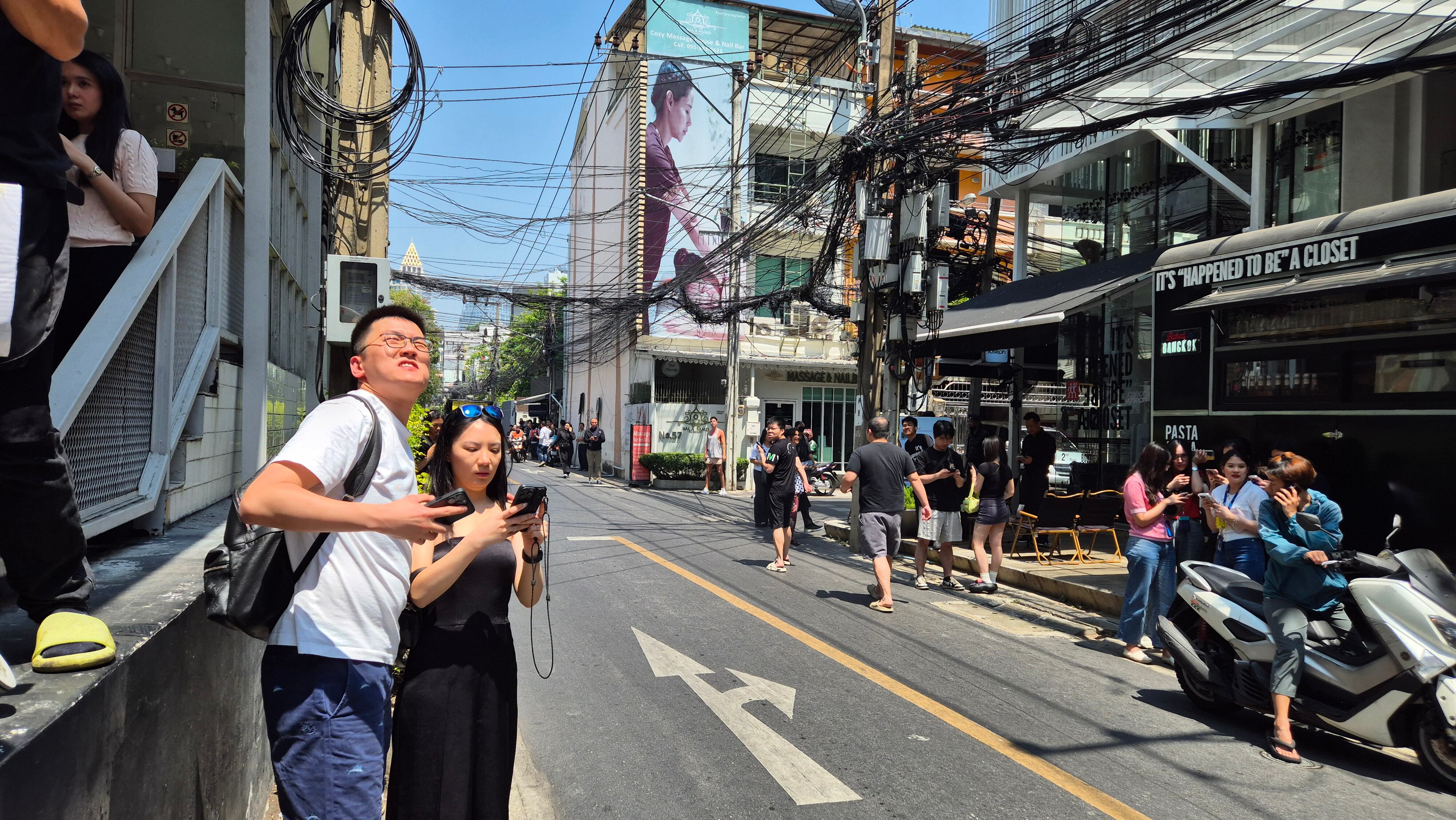 El tico explicó que el terremoto en Tailandia mantuvo a muchos mirando los edificios meciéndose frente a ellos. Ese tipo de previsión antisísmica de los rascacielos allí, atizó más el susto colectivo. Fotografía:
