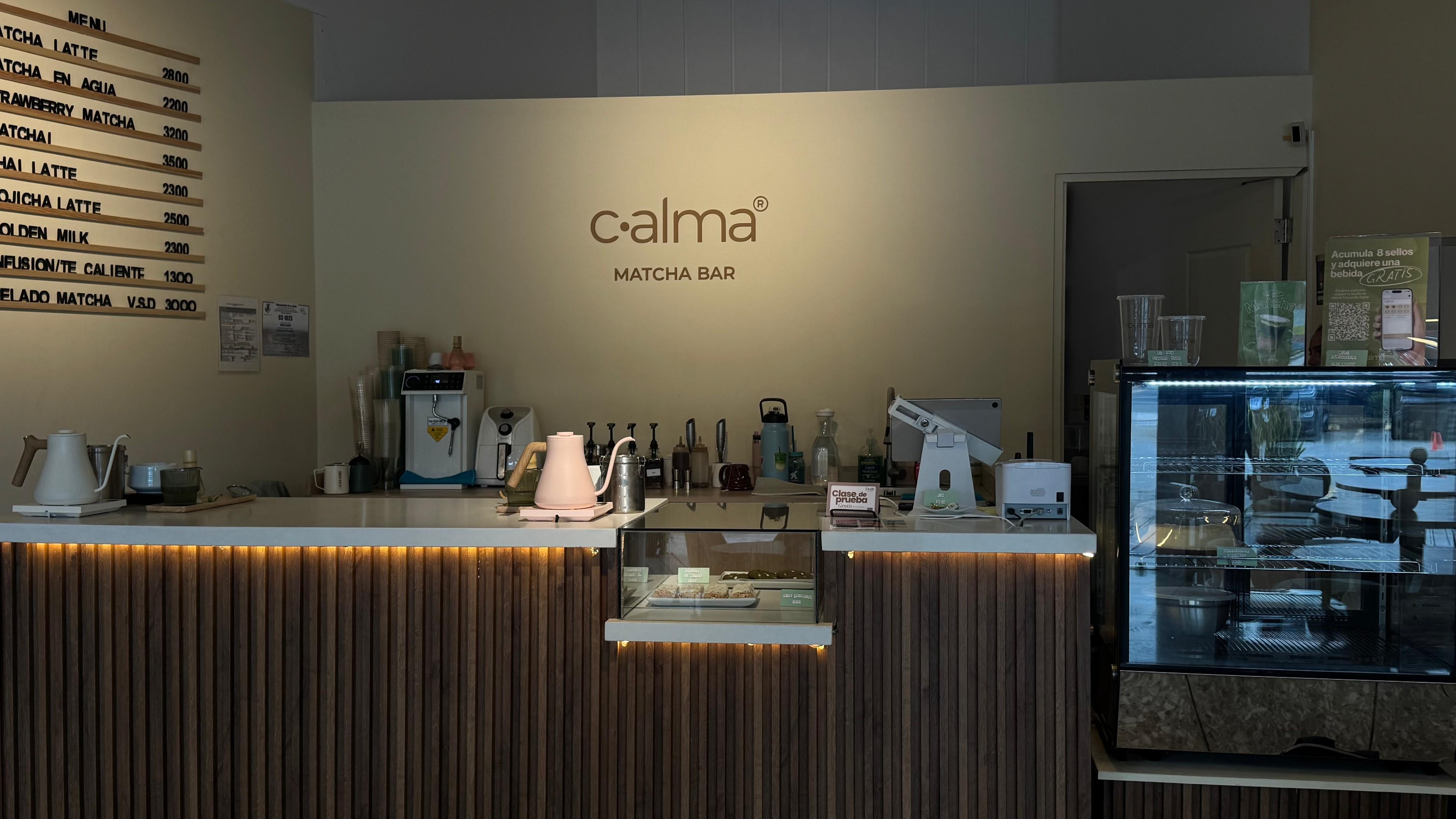 En las imágenes el local y productos del matcha bar Calma