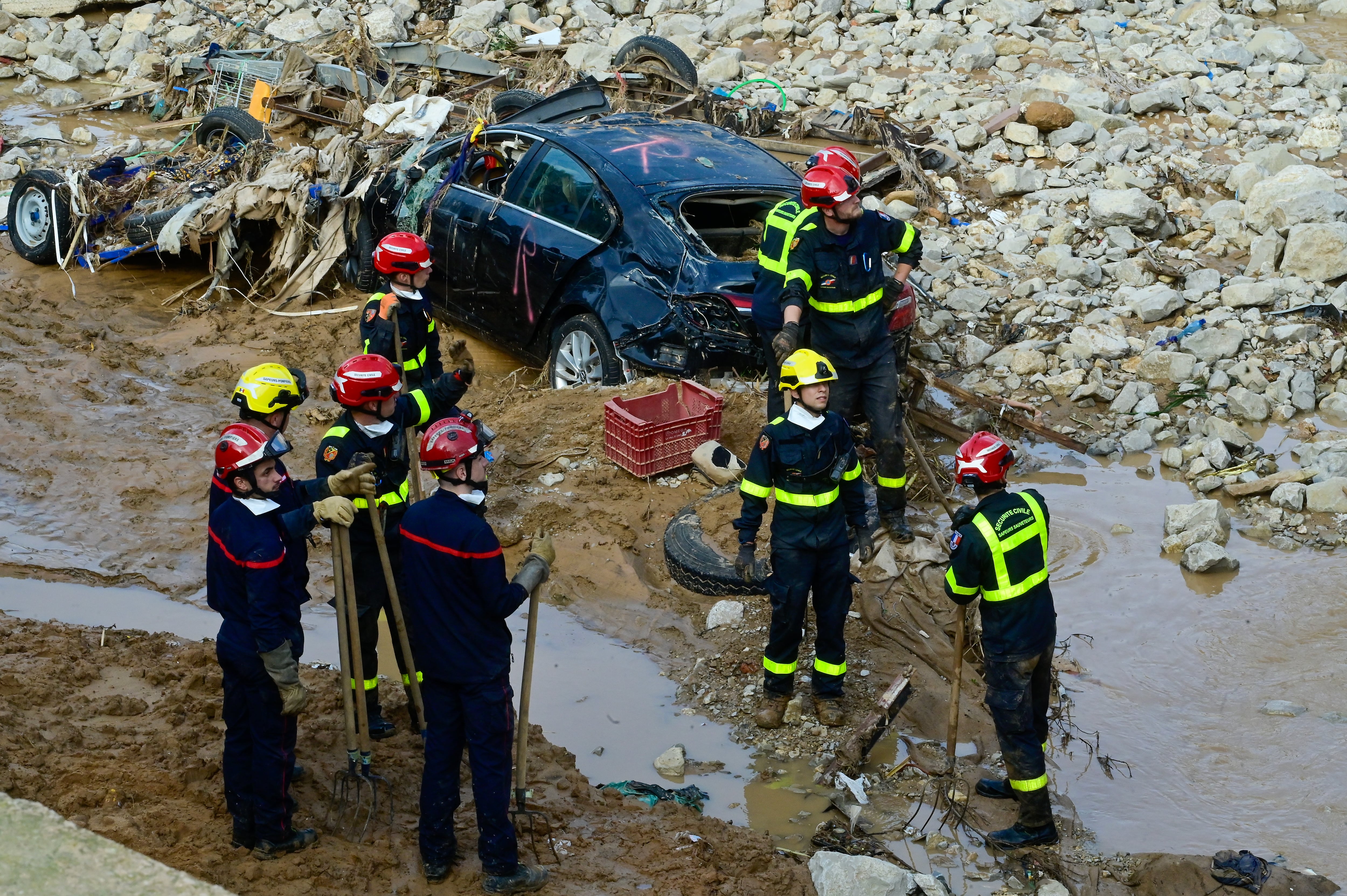 La búsqueda de 16 desaparecidos sigue en Valencia, dificultada por las nuevas lluvias.