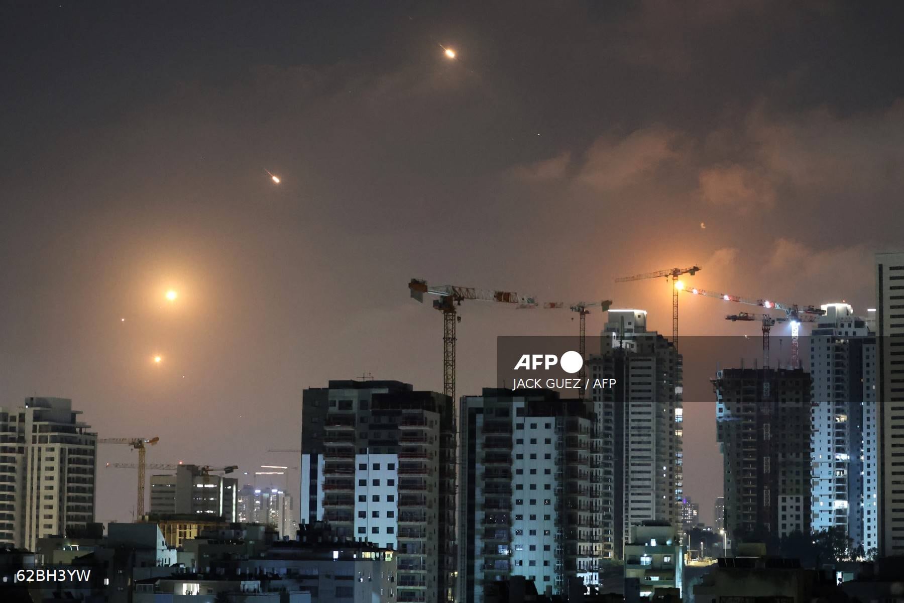 Rastros de cohetes se ven en el cielo de Netanya, ciudad costera israelí.