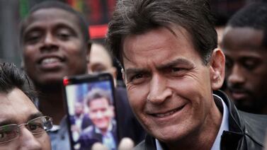 Charlie Sheen denuncia a vecina por intentar estrangularlo