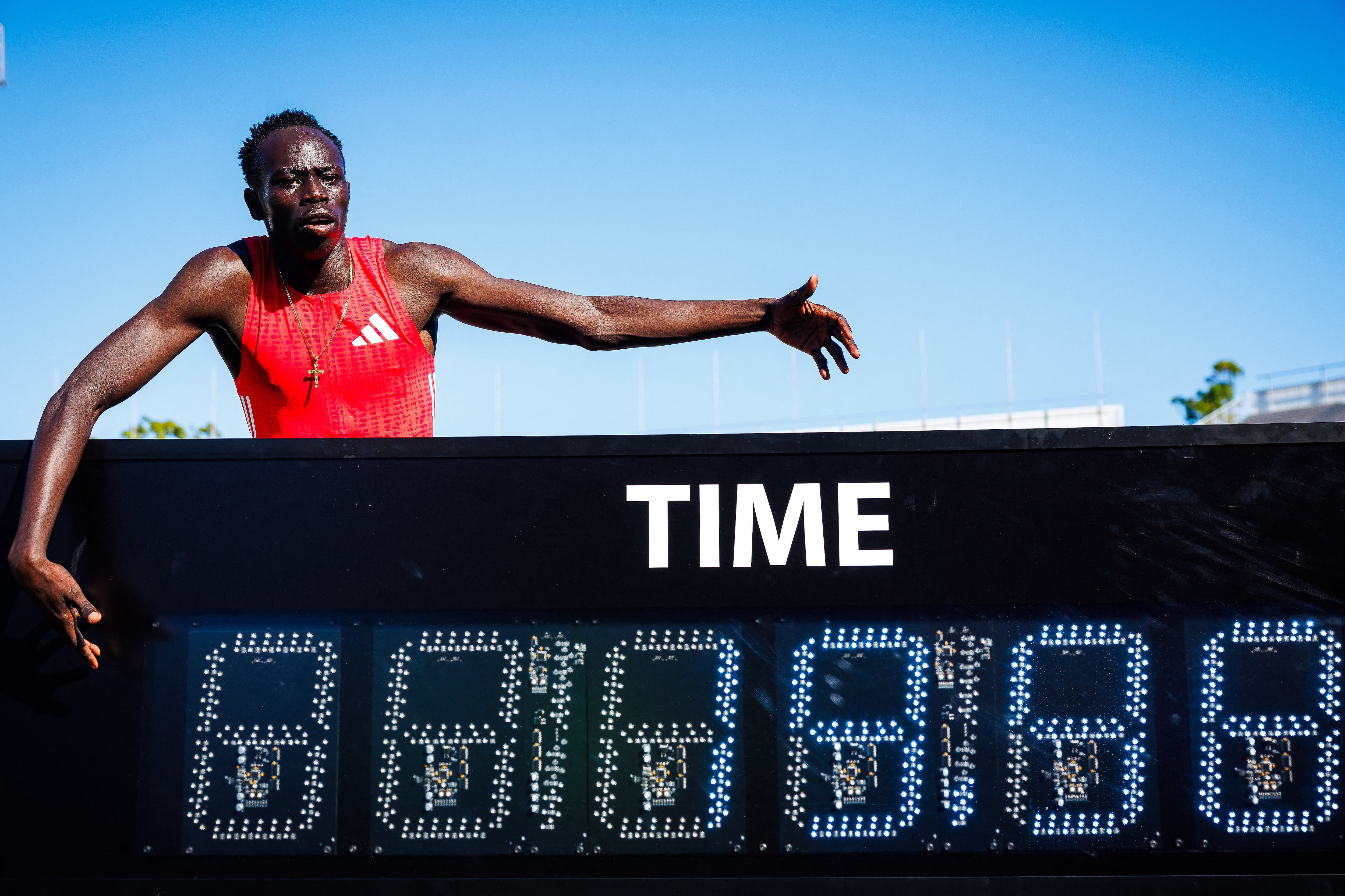 Australia: Gout Gout posa junto al cronómetro tras ganar la final masculina de los 200 metros durante el Campeonato Estatal de Queensland en Brisbane el 16 de marzo del 2025. (Foto de Patrick HAMILTON / AFP) / -- IMAGEN RESTRINGIDA A USO EDITORIAL - ESTRICTAMENTE PROHIBIDO SU USO COMERCIAL --