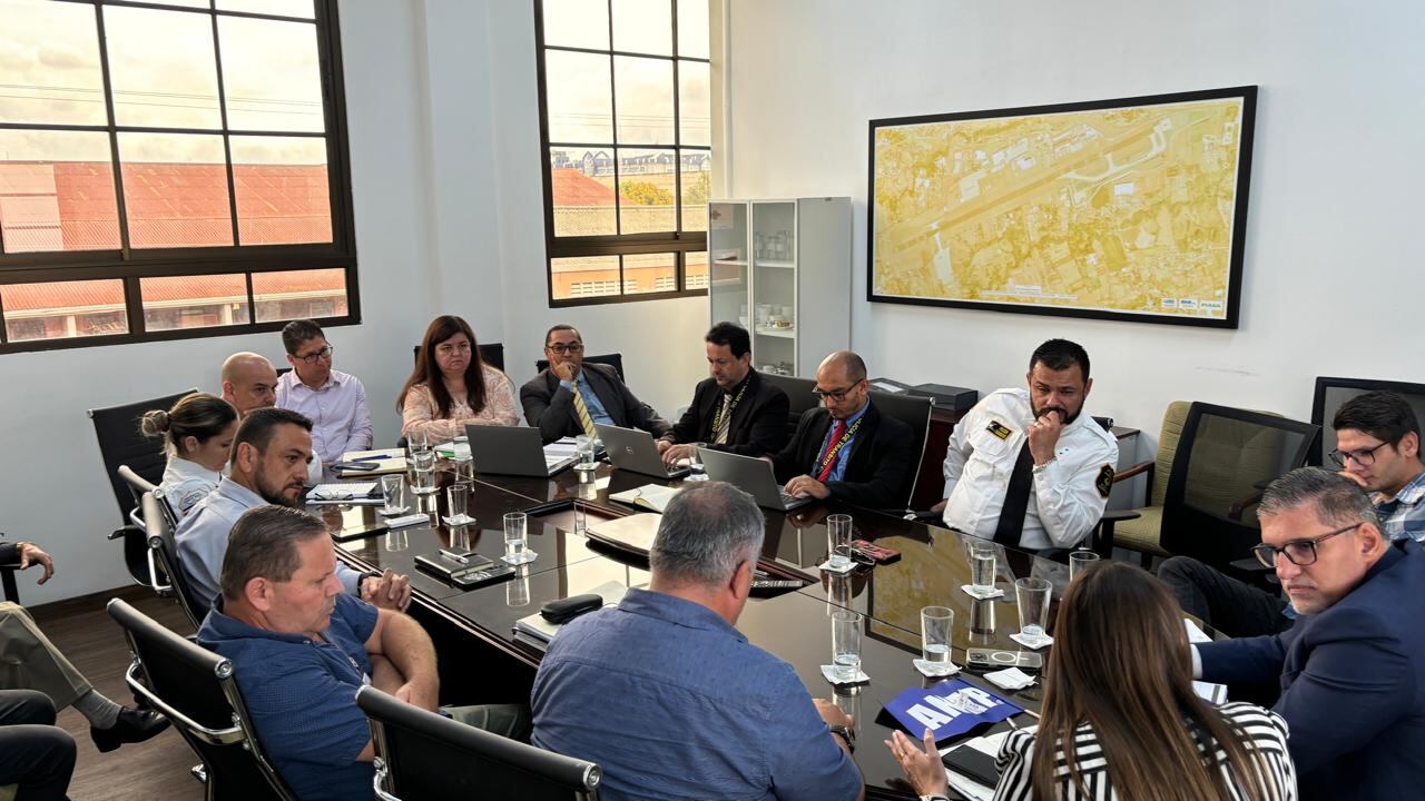 Reunión entre el MOPT y sindicalistas de la Policía de Tránsito