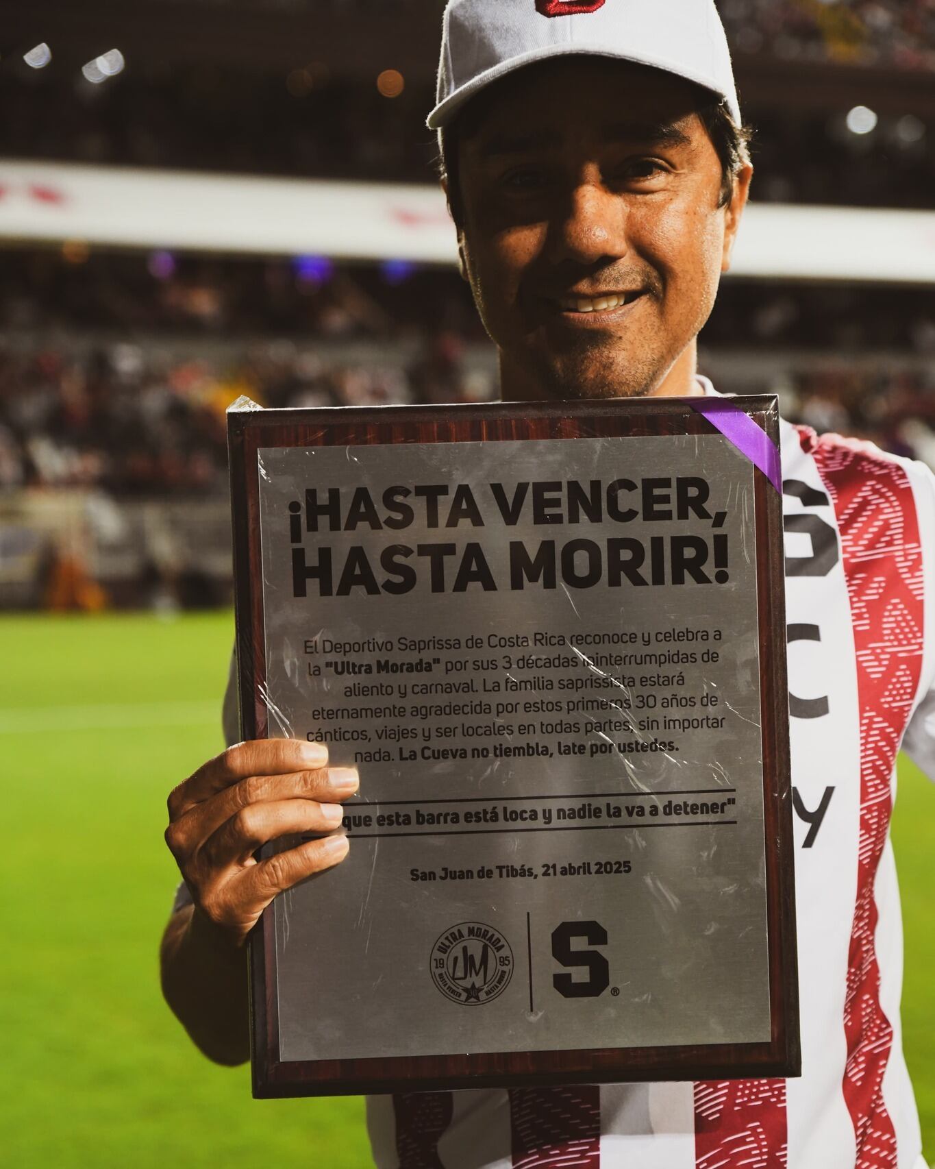 Marco Sánchez, líder de la Ultra Morada, recibió el certificado de conmemoración de los 30 años de la barra.