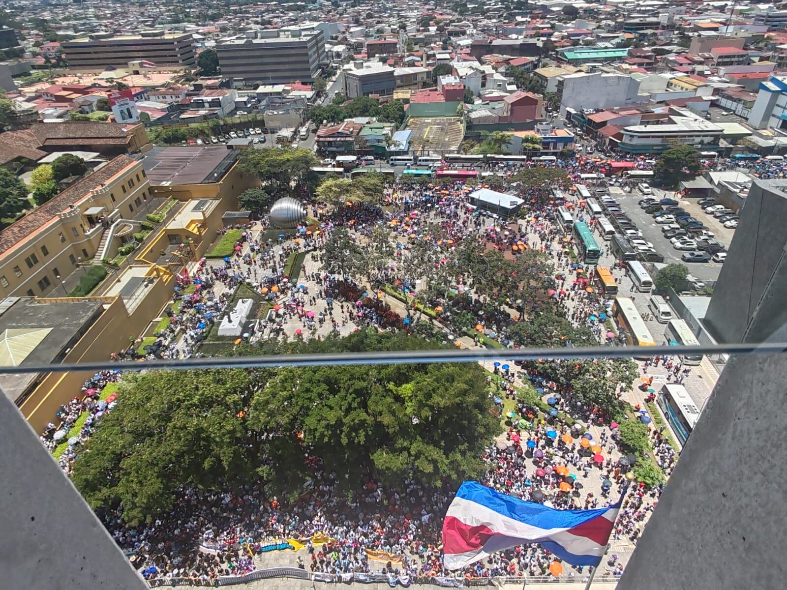 La multitud se concentró en los alrededores de la Asamblea Legislativa en defensa del presupuesto. Foto: Aarón Sequeira