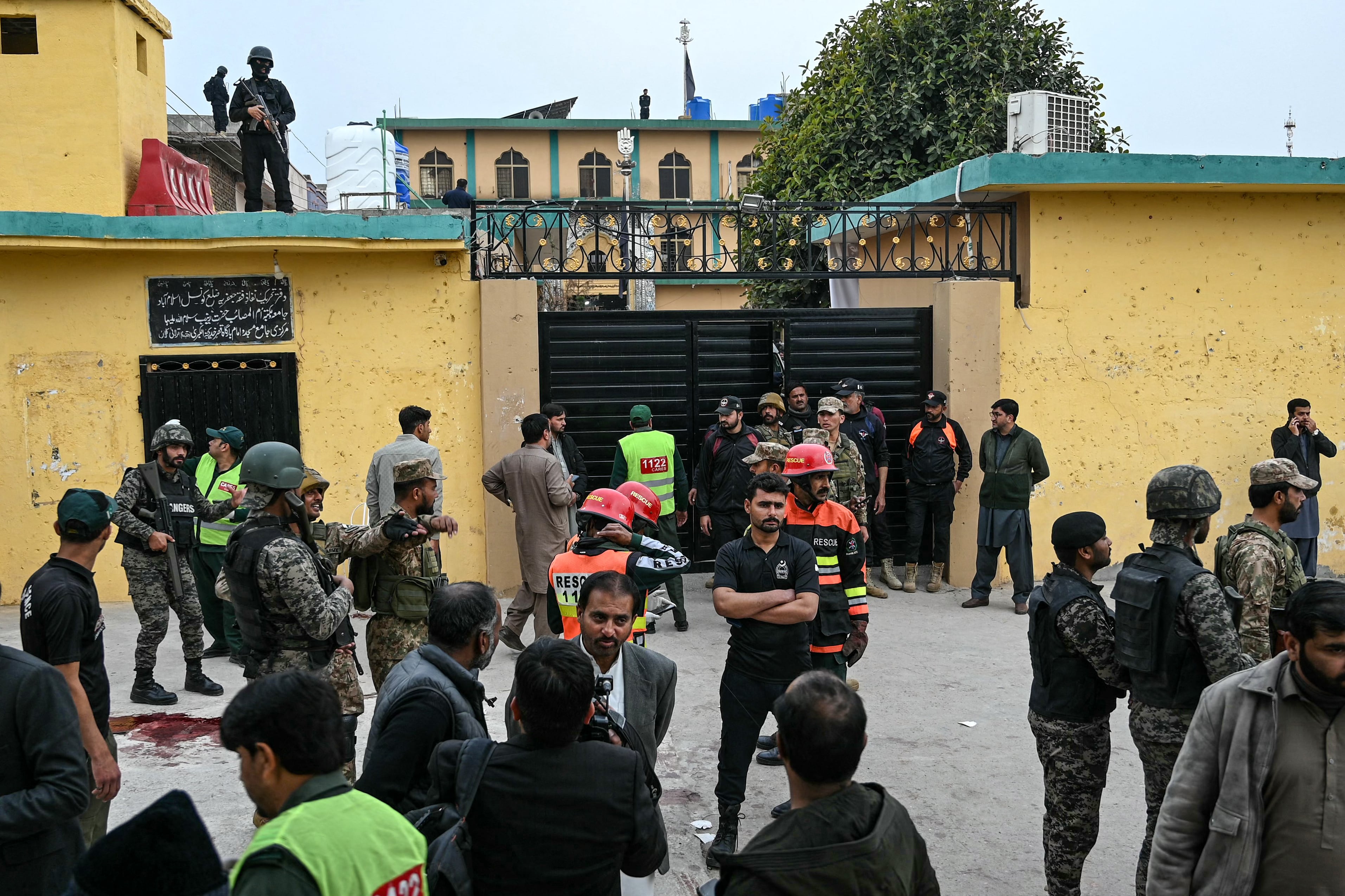 Personal de seguridad monta guardia frente a una mezquita tras una explosión allí a la entrada del templo en Islamabad este 6 de febrero.