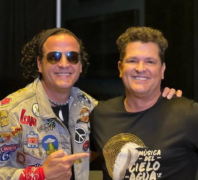En uno de sus encuentros en persona, el periodista César Augusto Londoño le comentó a Carlos Vives lo idénticos que eran, a lo que Vives bromeó diciendo: '¡No, y es que hasta tiene más pelo que yo!', sin darse cuenta de que Marcos llevaba puesta una peluca.