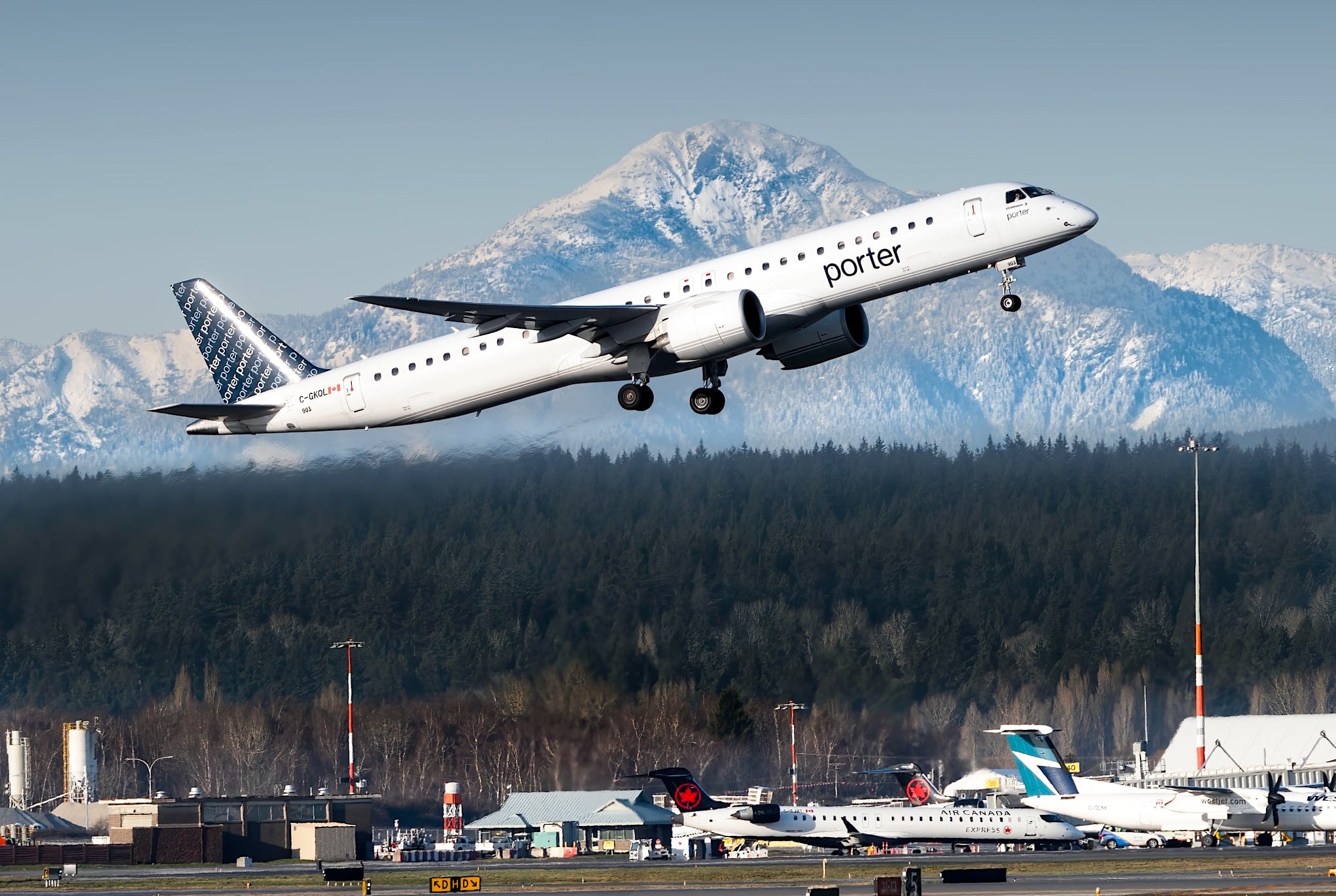 Aeronave de Porter Airlines durante su despegue en abril del año anterior desde el Aeropuerto Internacional de Vancouver en Richmond, Canadá. Fotografía: