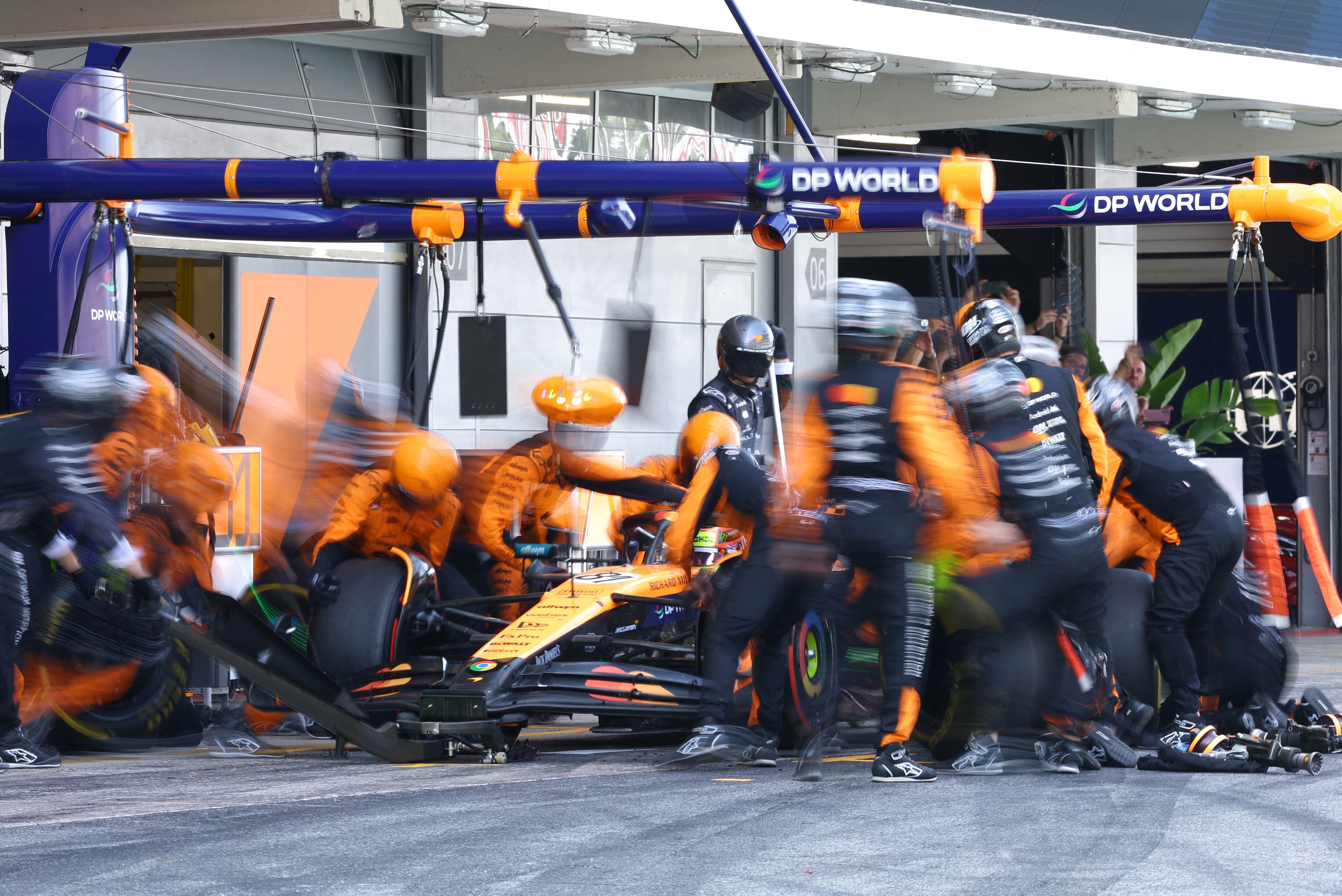 Oscar Piastri hace una parada y su equipo de McLaren corre a asistirlo durante el Gran Premio de Barcelona de F1.
