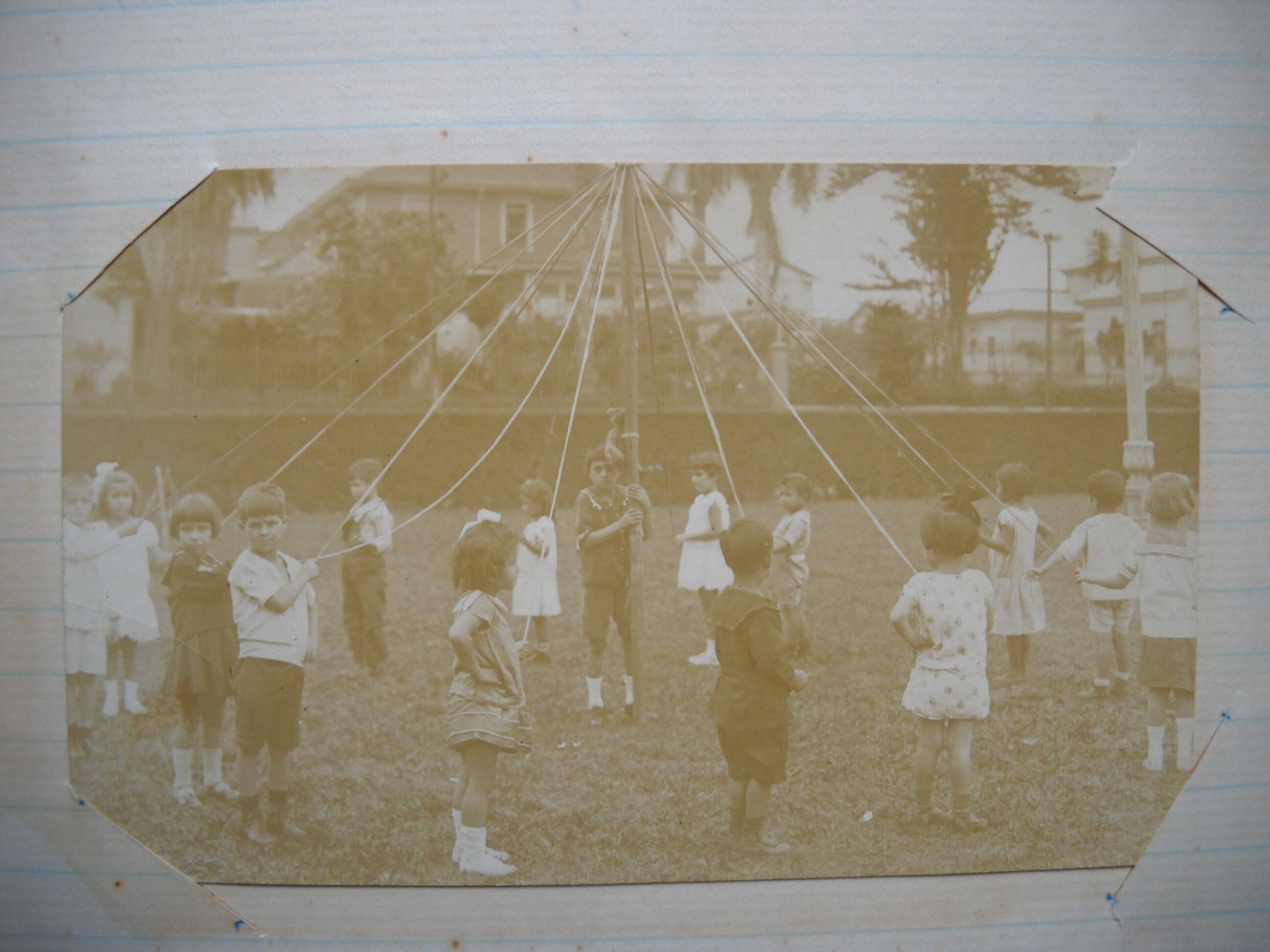 Estudiantes de la Escuela Maternal, dirigida por Carmen Lyra, celebran la Fiesta de Mayo. Foto tomada en la Plaza España, actual Parque España, en 1925. Crédito: autor desconocido.