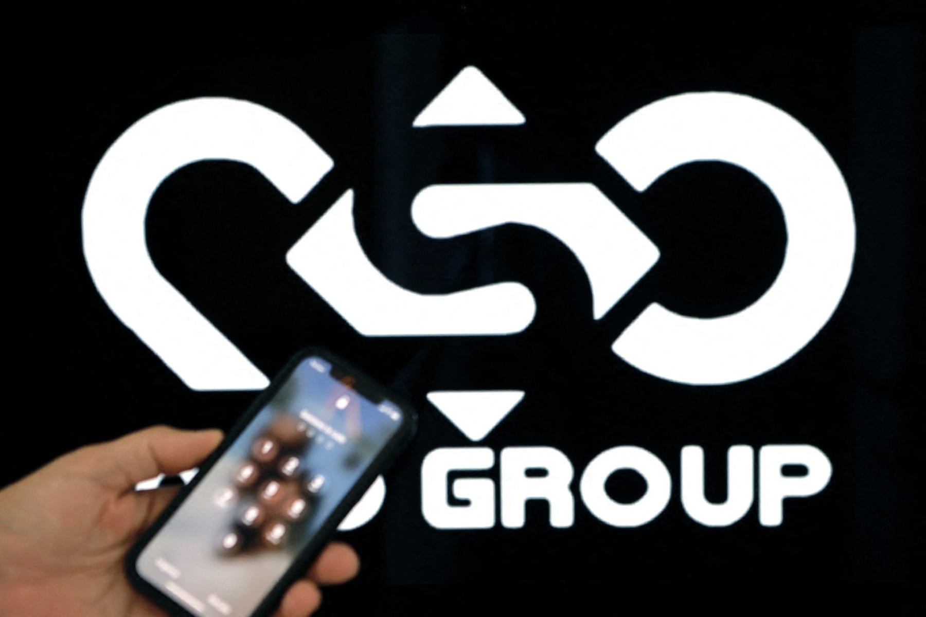 Una fotografía muestra un teléfono celular junto al logotipo de la empresa NSO Group, el 9 de febrero de 2022, en la ciudad israelí de Netanya.