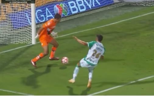 Rodrigo Parra, frente a Ramiro Sordo en el momento del error durante el partido de Pumas ante Santos, en México.