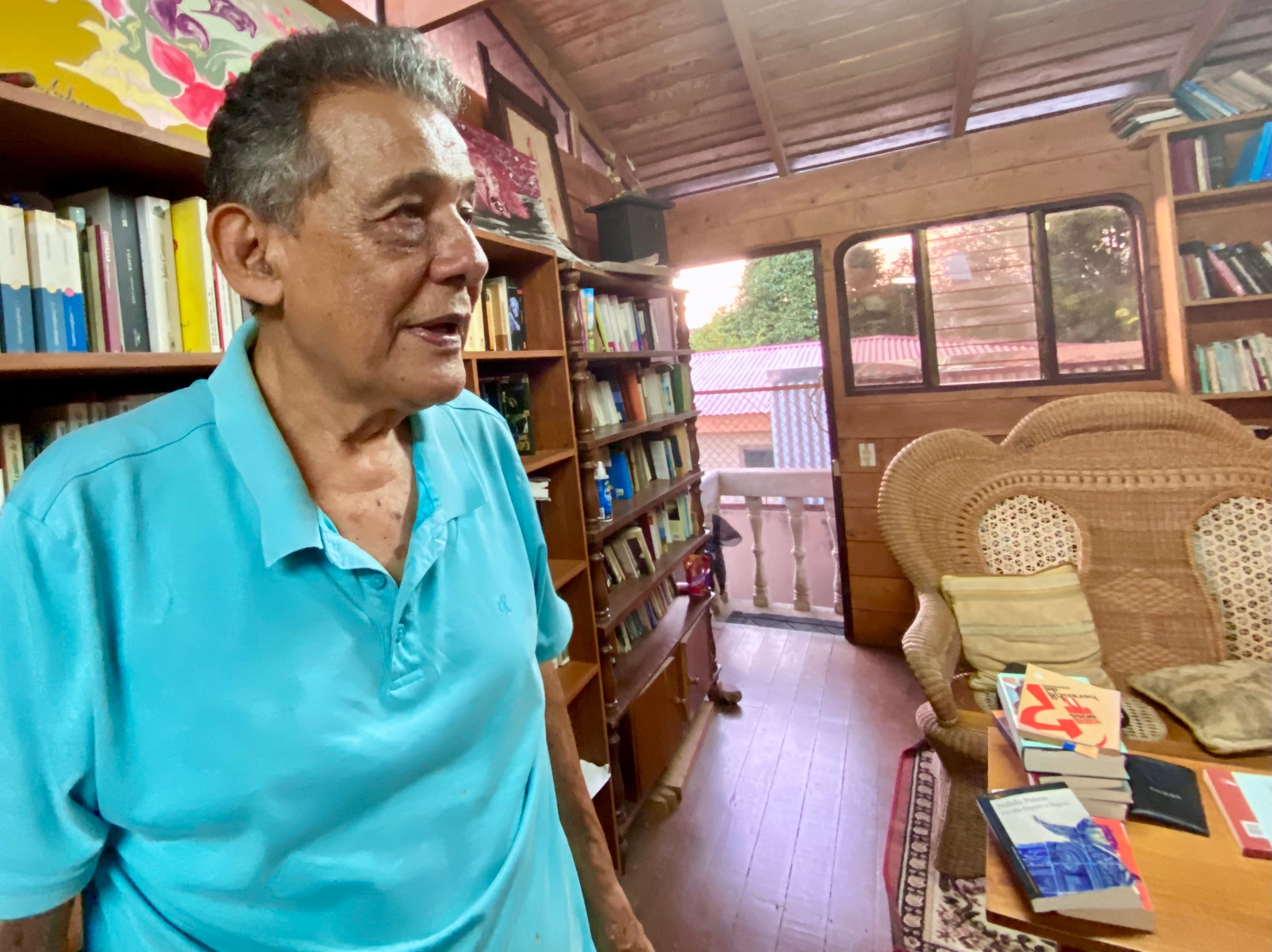 Abogado Eduardo Rojas Arroyo en su casa con su amplia biblioteca