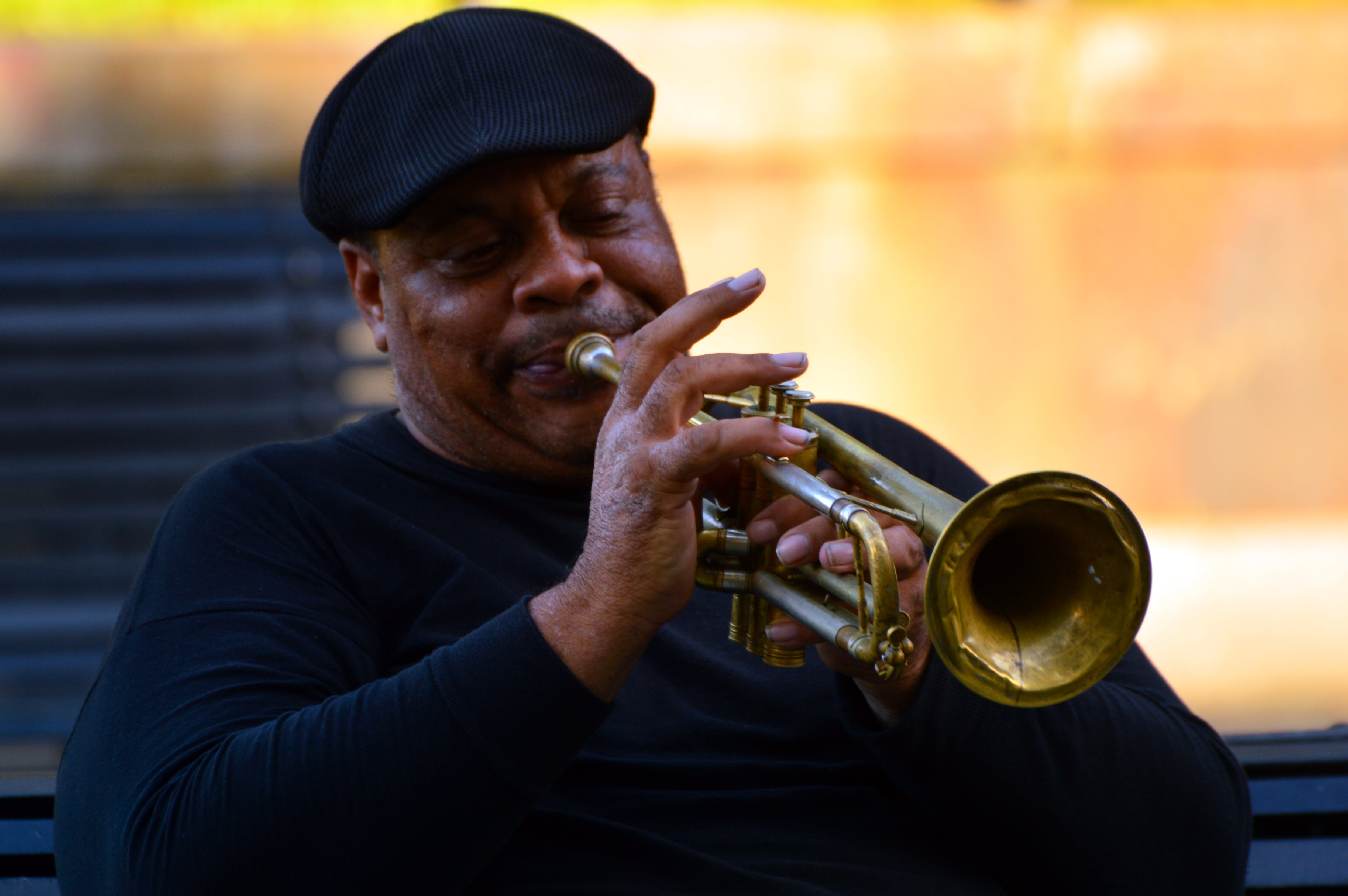 Nueva Orleans, Luisiana, EE. UU., Un músico de jazz toca un solo de trompeta en una actuación pública cerca de Jackson Square, en el Barrio Francés de Nueva Orleans.