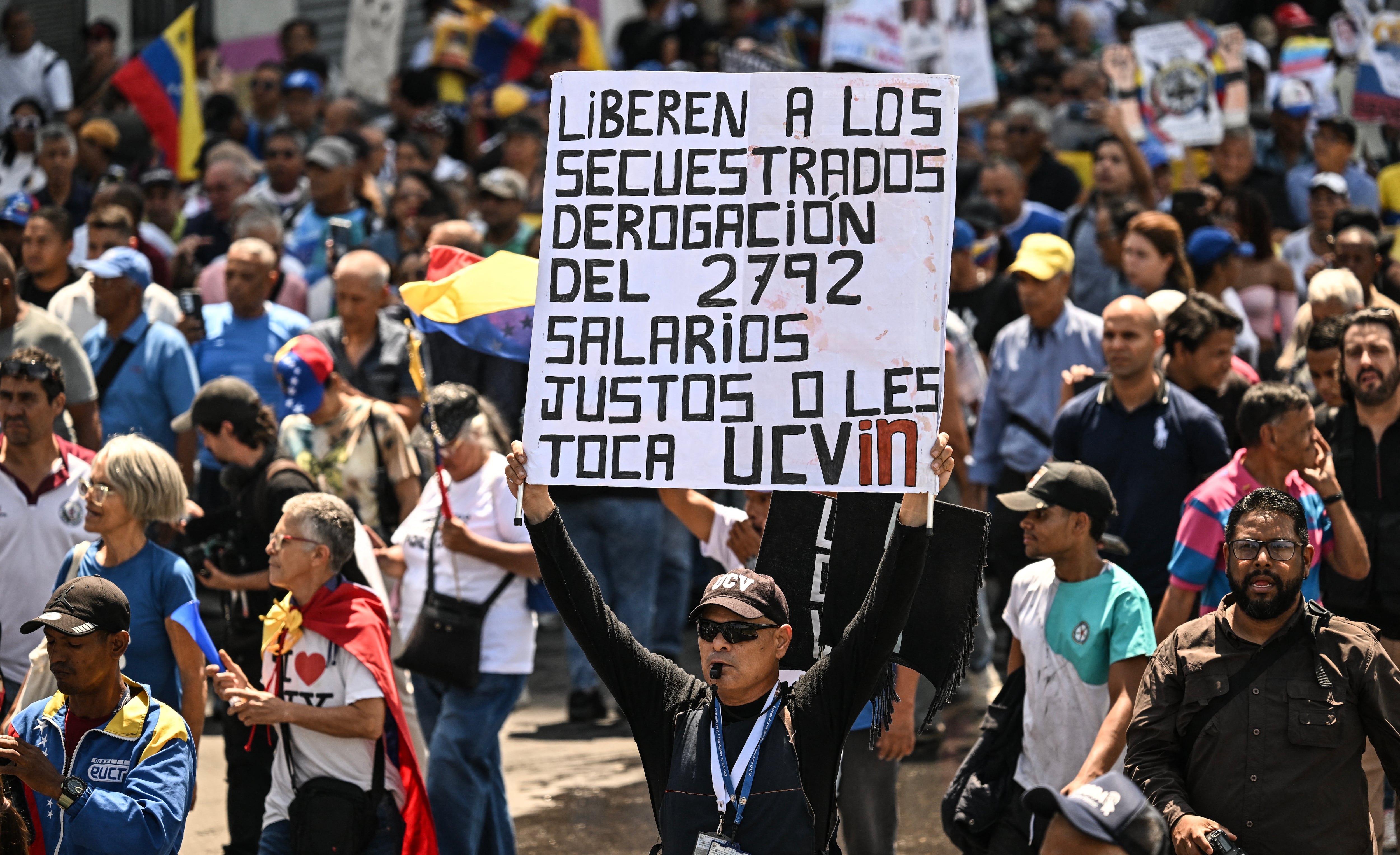 Después de dos años, venezolanos salen a las calles a protestar por mejores salarios.