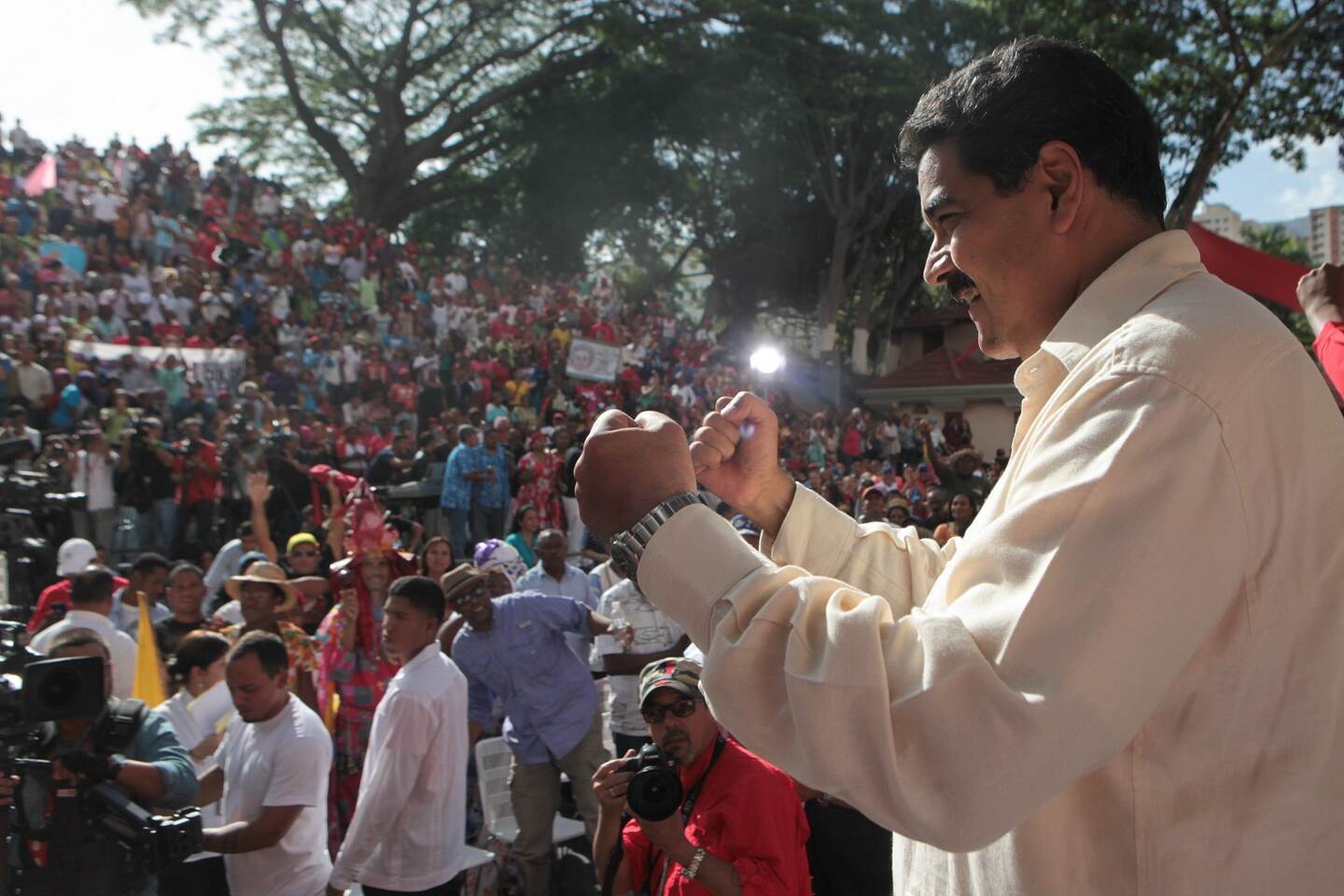 El presidente Nicolás Maduro pidió el martes, en un acto político en Caracas, que se ejerza presión sobre los opositores para que accedan a un diálogo.