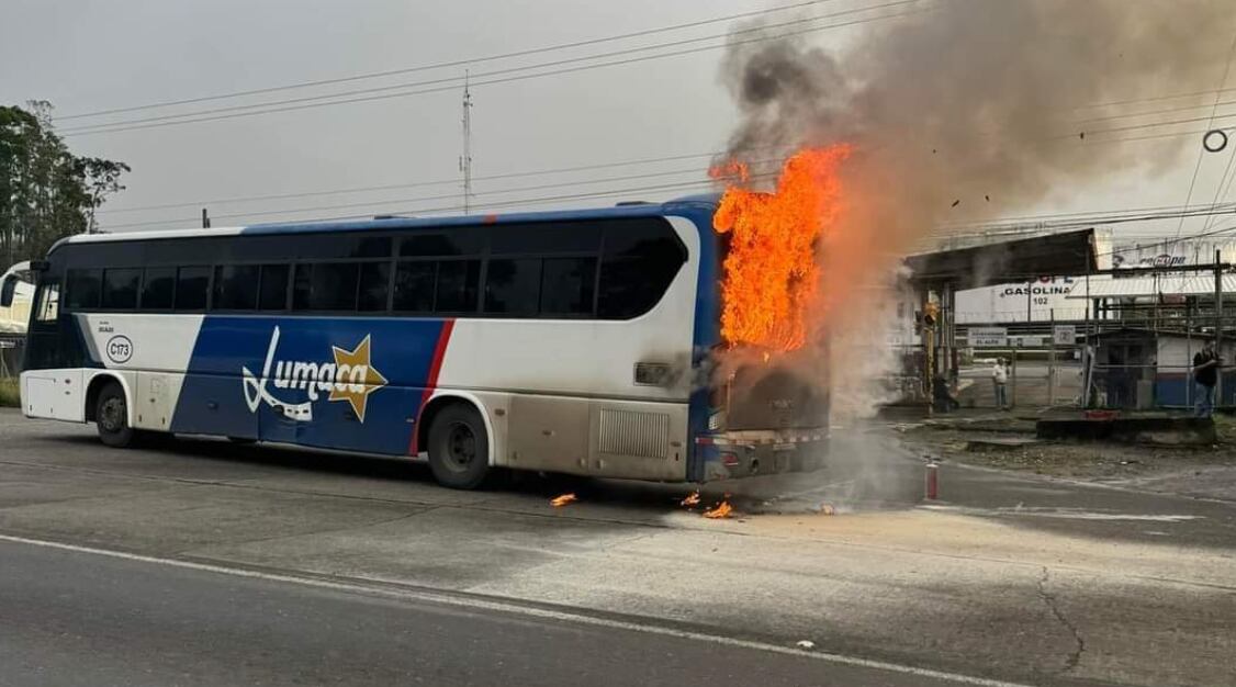 Autobus en llamas frente a Recope