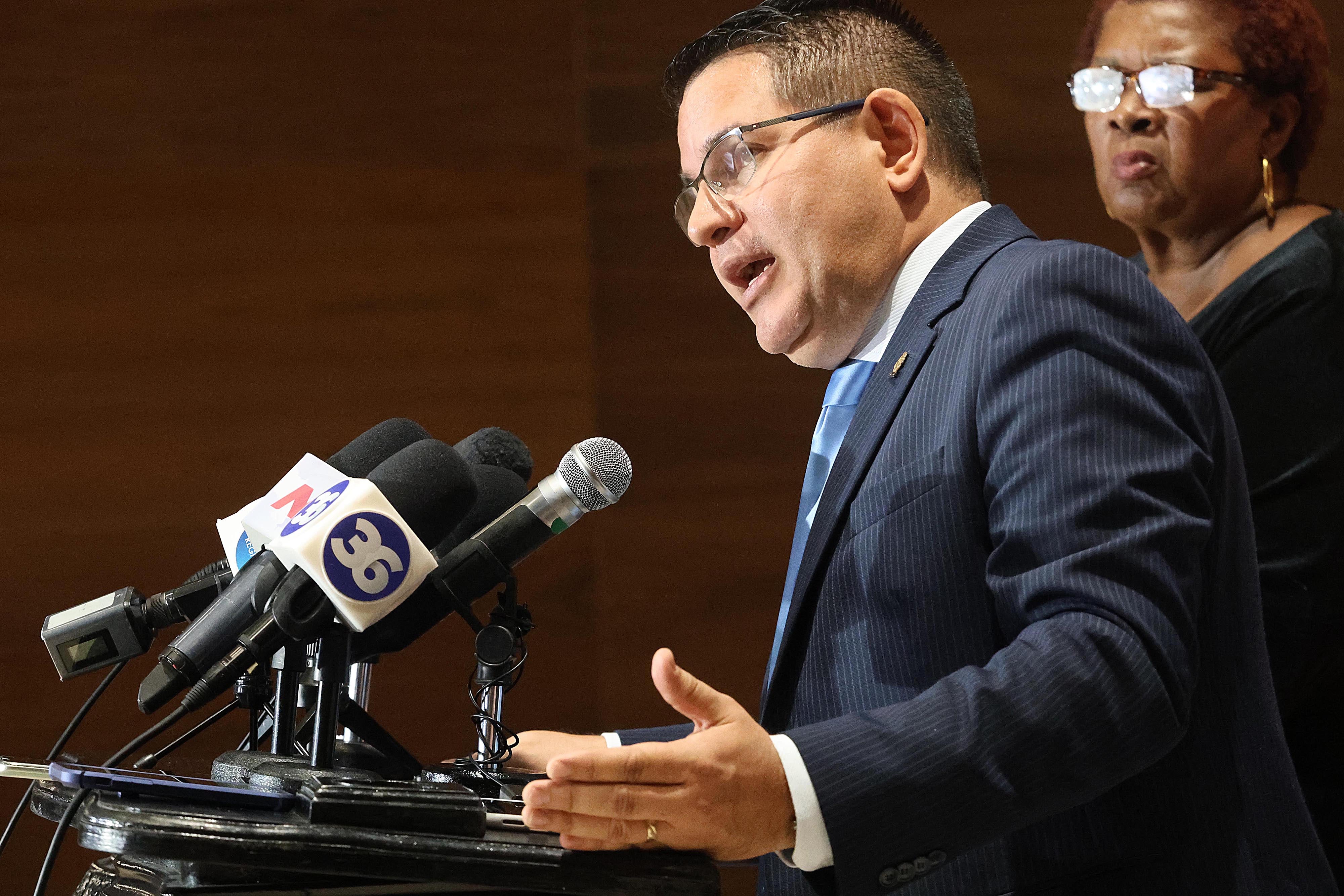 El diputado de Nueva República, Fabricio Alvarado, anunció que de momento no renunciará al fuero de improcedibilidad penal para enfrentar la denuncia en su contra por un supuesto abuso sexual en perjuicio de una menor de edad.