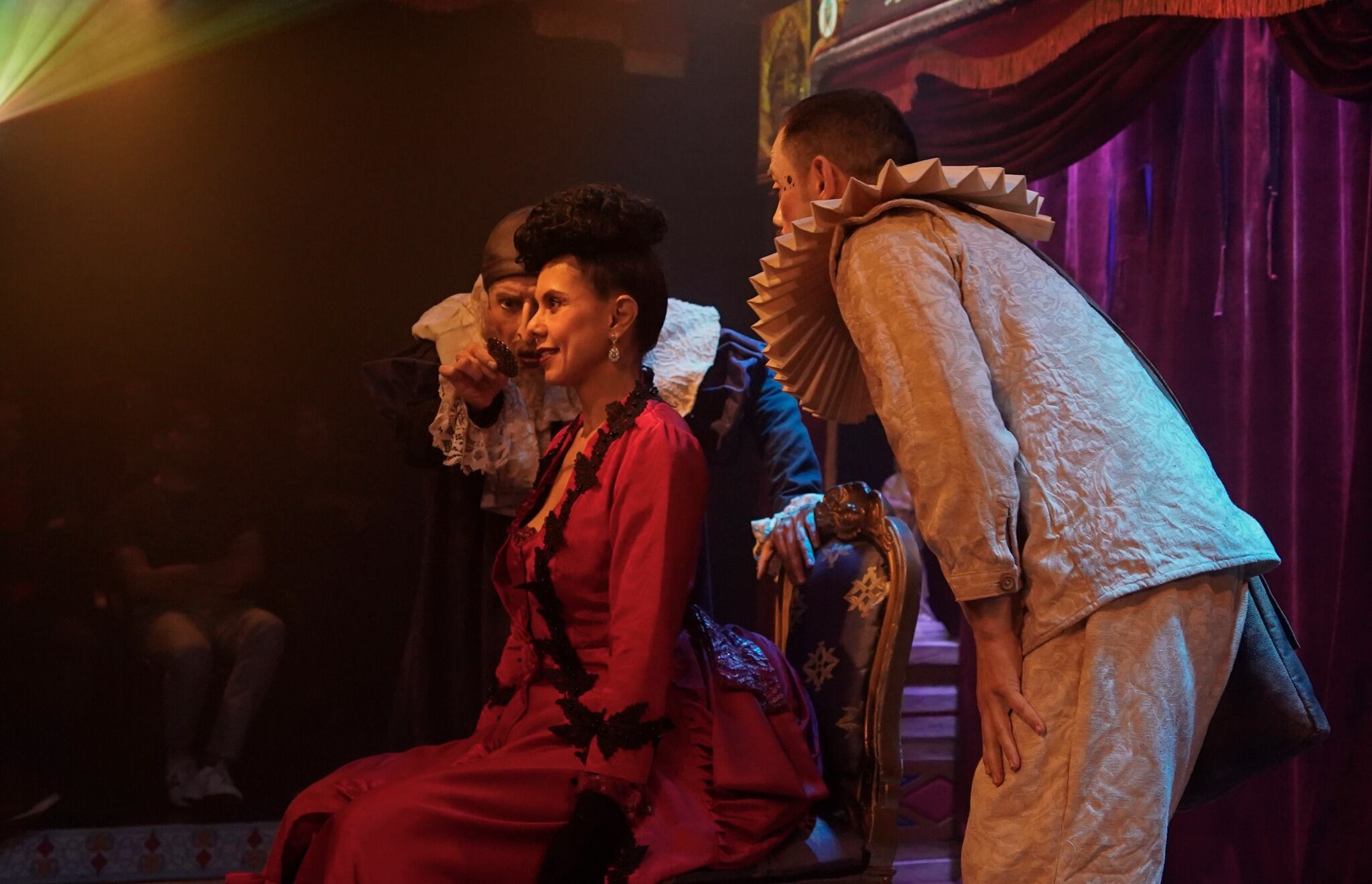 Los actores itinerantes de 'Erasmus' se encuentran en su camino a un problema importante: la muerte. Ella (la Viajera) es interpretada por la actriz Rebeca Alemán.