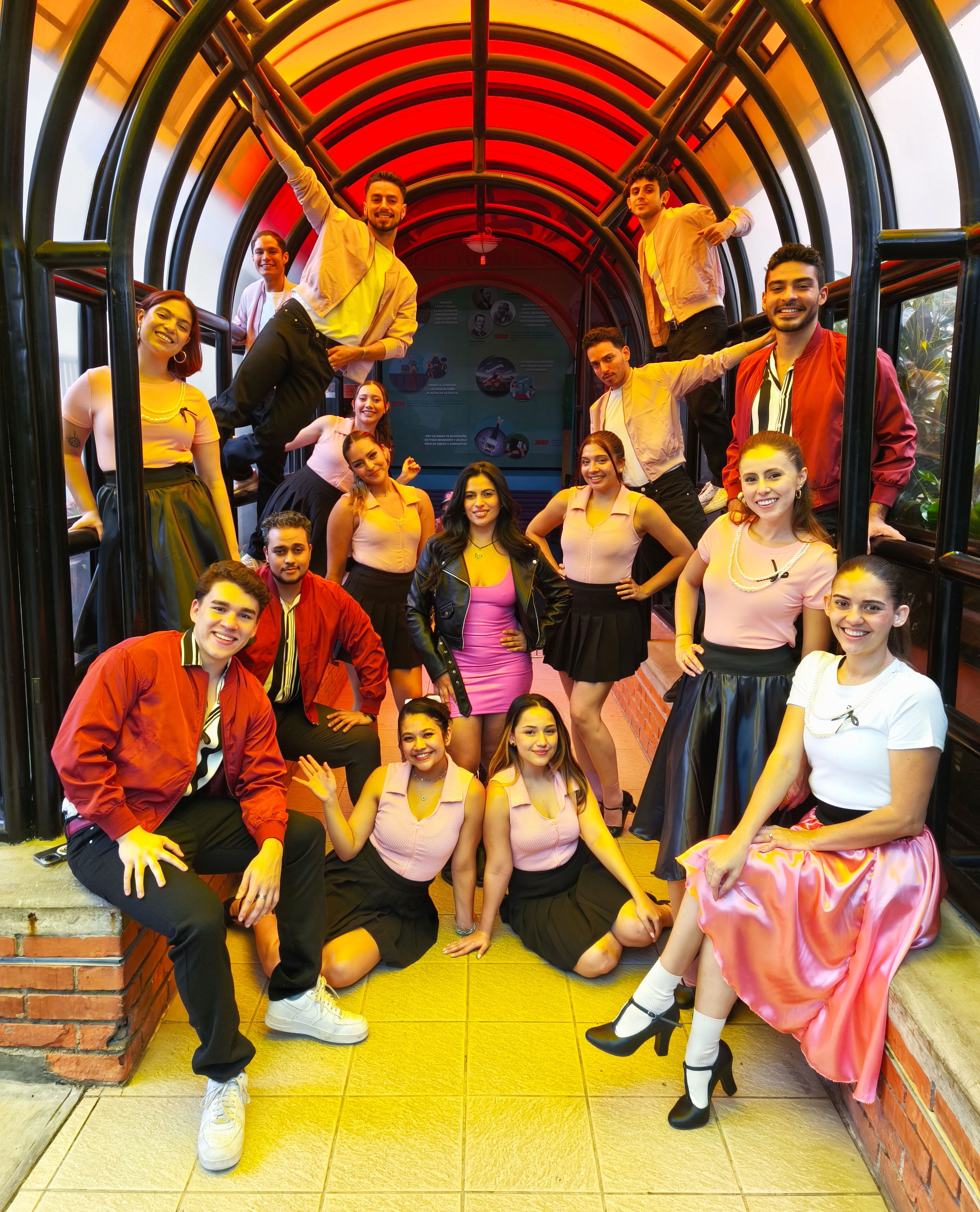 'Brillantina, Amor a todo gas' pretende que el público y el elenco de 30 personas interactúe durante el show.