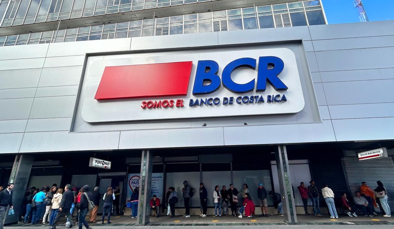 Así luce el BCR durante la mañana del miércoles 25 de febrero previo a que inicie la venta de la nueva moneda coleccionable.