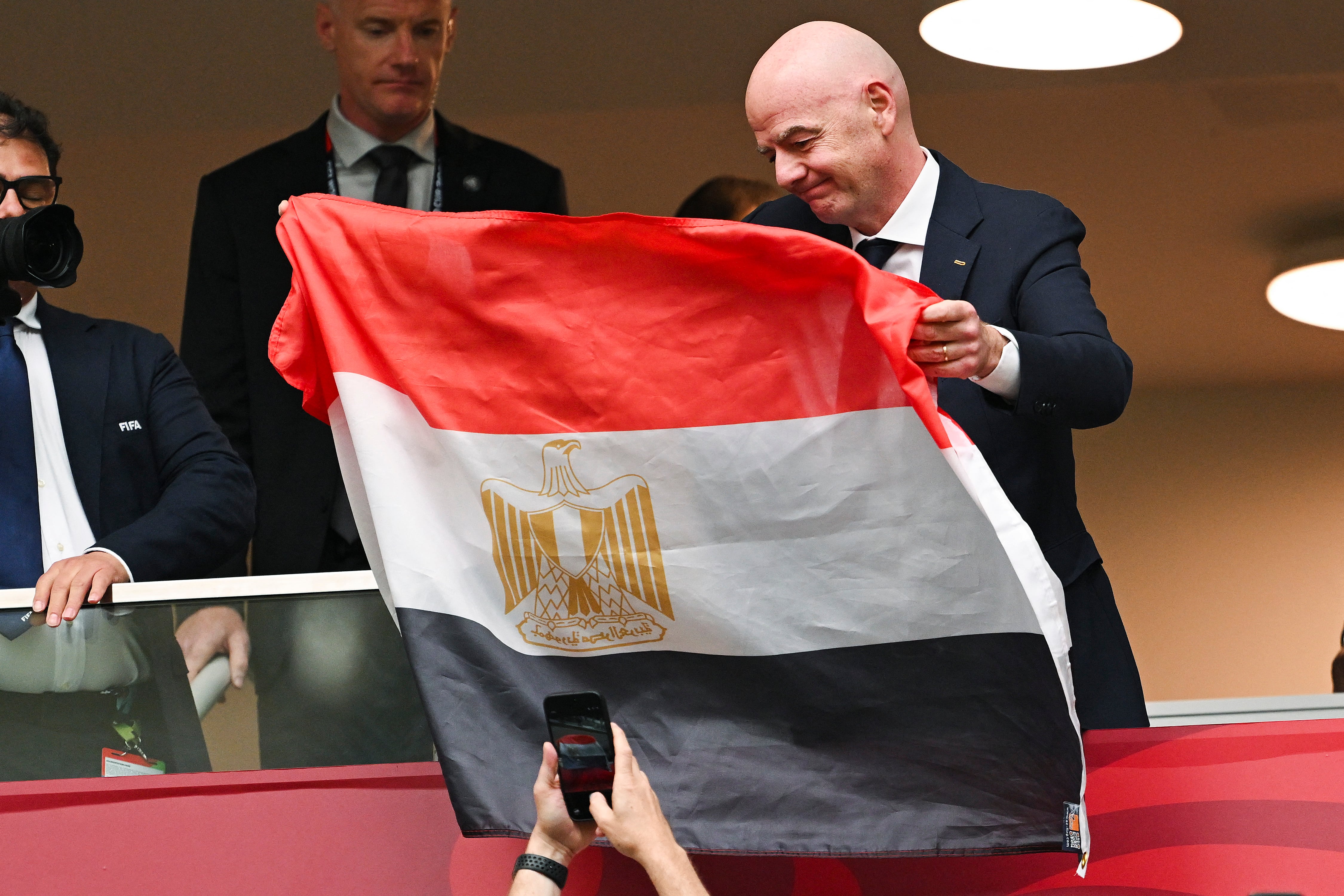 El presidente de FIFA Gianni Infantino sostiene una bandera de Egipto antes de un partido en Vancouver, Canadá, el 7 de julio pasado en el Mundial 2026.