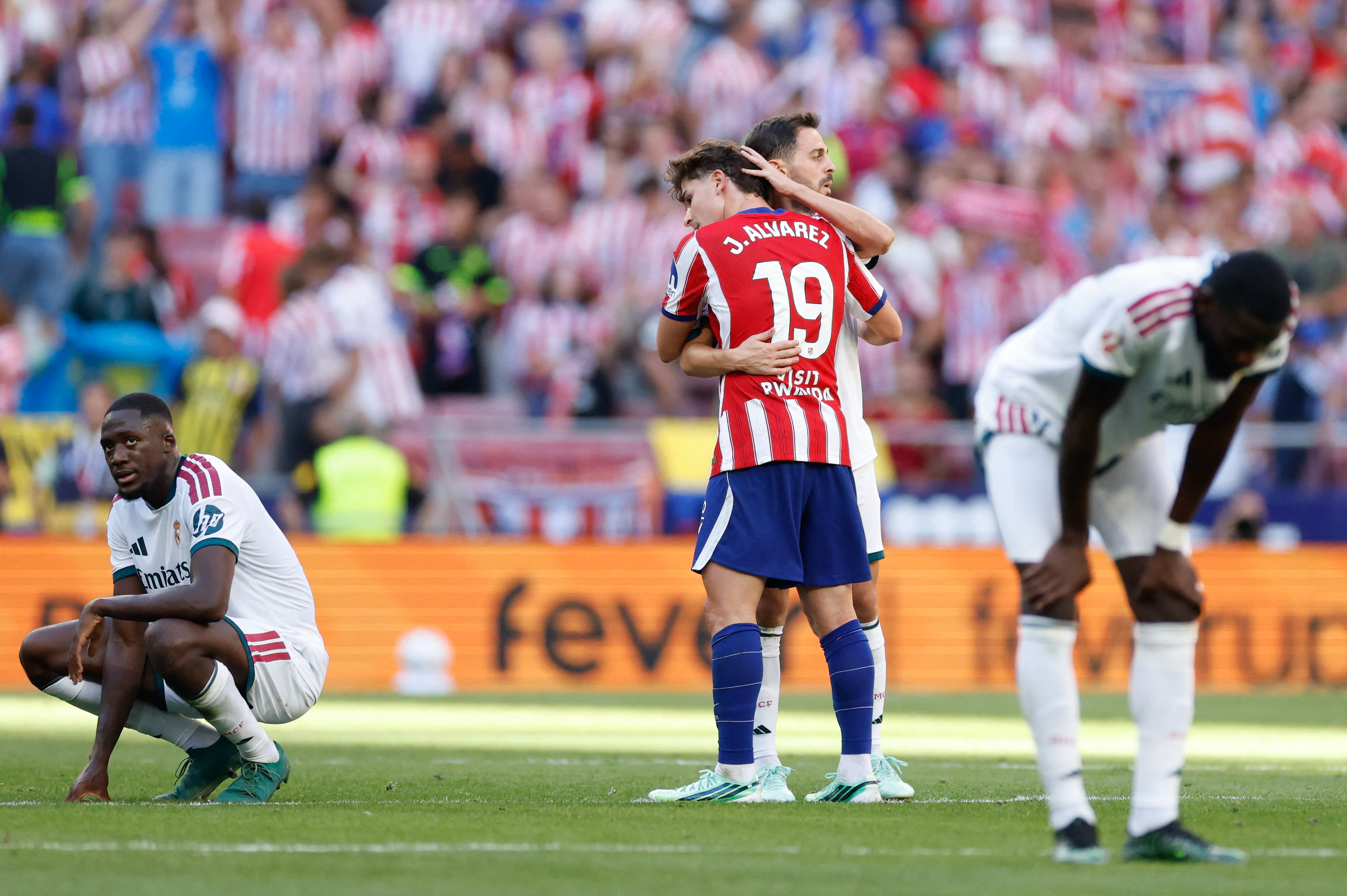 Los jugadores reaccionan después del partido de fútbol de la liga española entre el Club Atlético de Madrid y el Real Madrid CF, disputado en el estadio Metropolitano de Madrid.