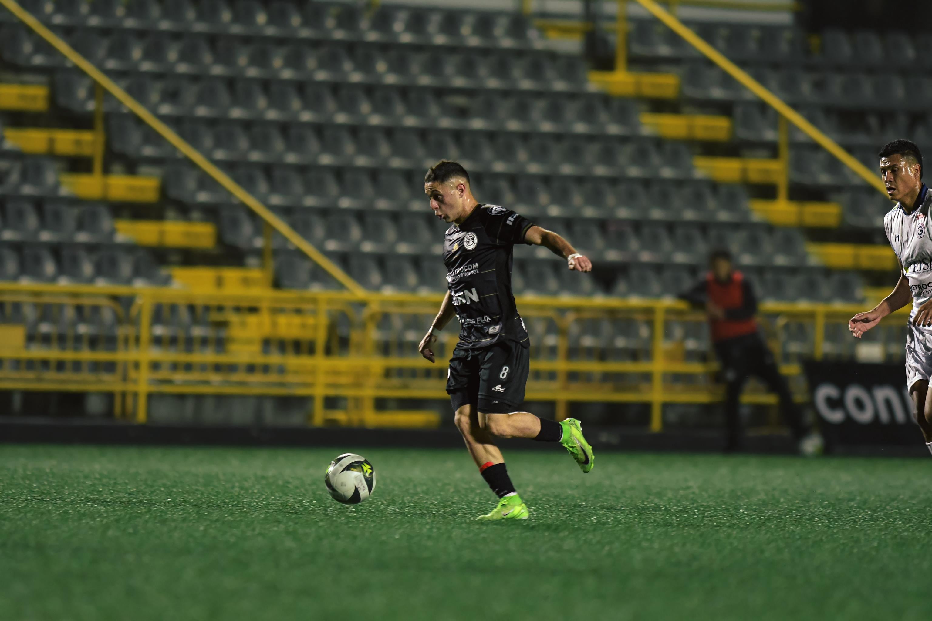 Ariel Araúz fue una de las figuras de Sporting contra Guadalupe.