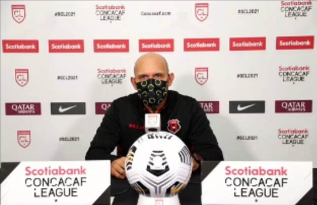 Luis Marín dirigirá este martes su primer partido internacional como técnico de Alajuelense.