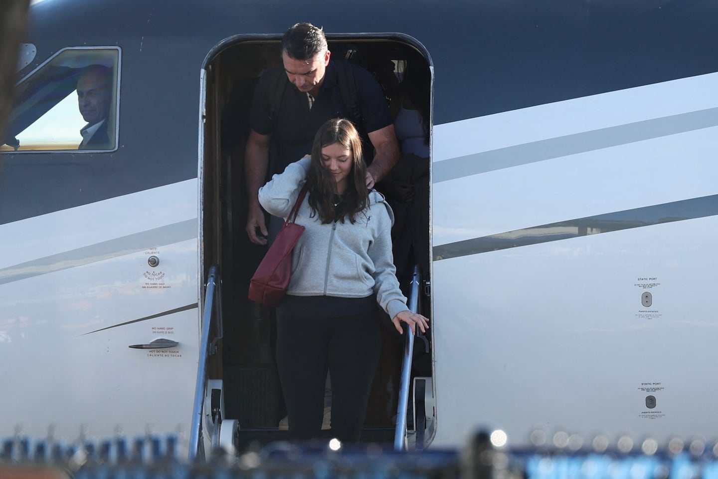 Flávio Bolsonaro a su llegada este miércoles a suelo estadounidense después de aterrizar cerca de Miami, en Florida, según constató un equipo de periodistas de la AFP. Con él, también bajaron presuntos miembros de su clan familiar.