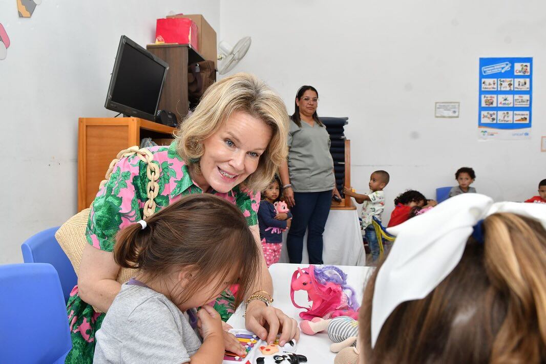 La monarca Matilde de Belgica visitó las Casas de la Alegría, un proyecto dedicado a la protección de las niñas y niños de la comunidad indígena Ngöbe Buglé.