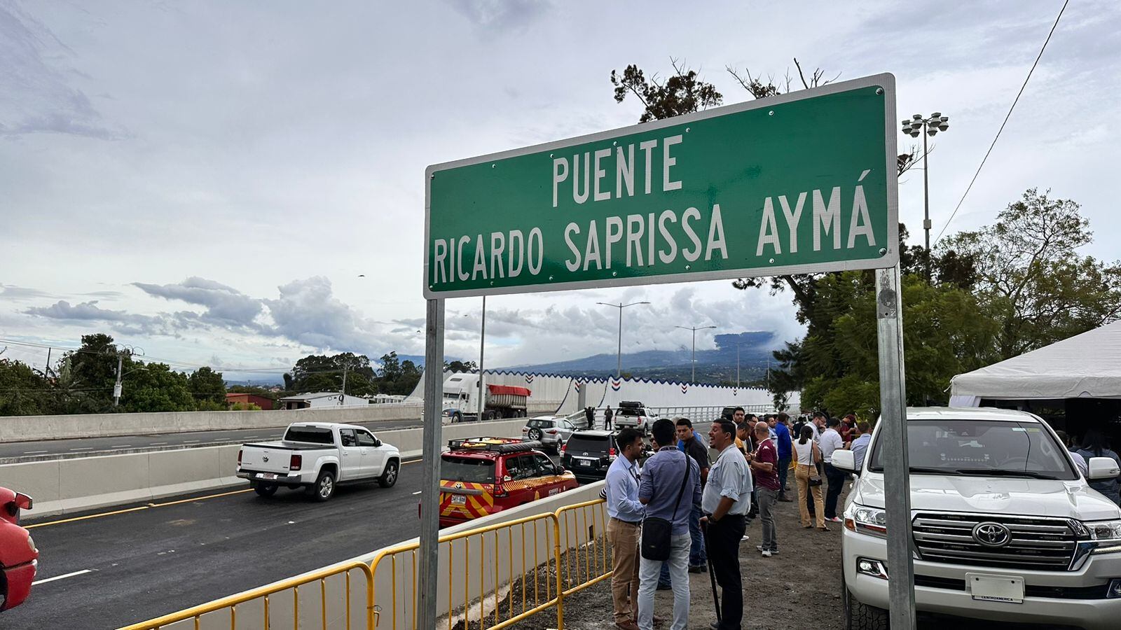 Con la apertura, el puente quedó bautizado como Ricardo Saprissa, informó el MOPT. Foto: Alonso Tenorio