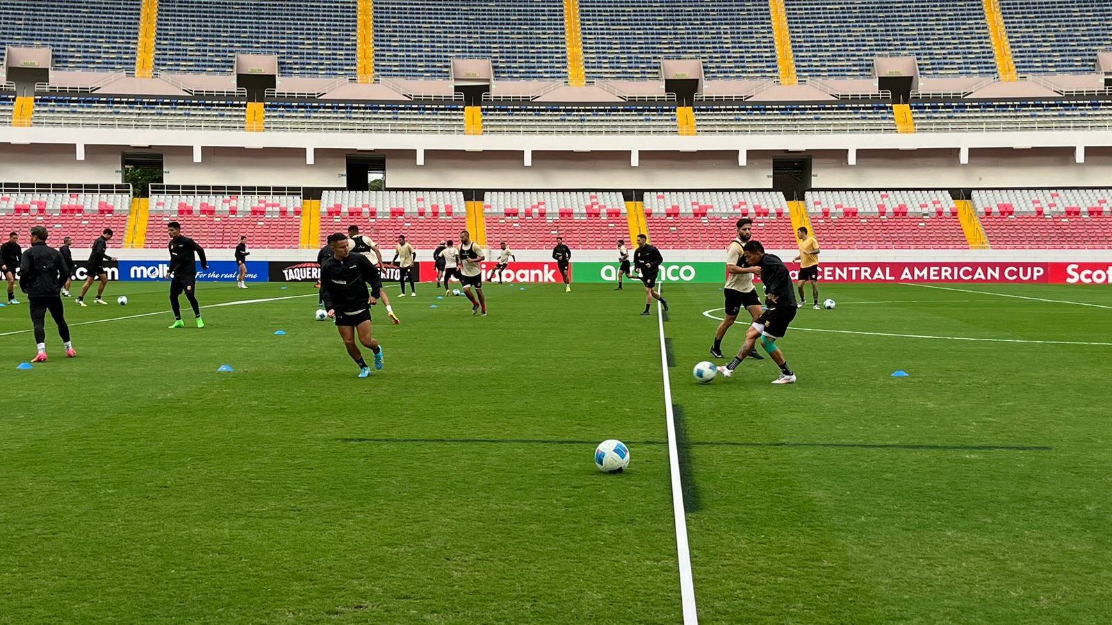 Herediano reconoció la gramilla del Estadio Nacional un día antes del partido contra Tauro, en la Copa Centroamericana de Concacaf.