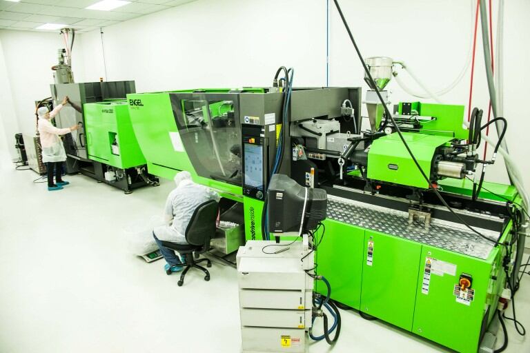 ElectroPlast realizó grandes inversiones en maquinaria y preparación de personal para mantenerse como suplidor de productos de 15 multinacionales. Foto: Tomada de la página web