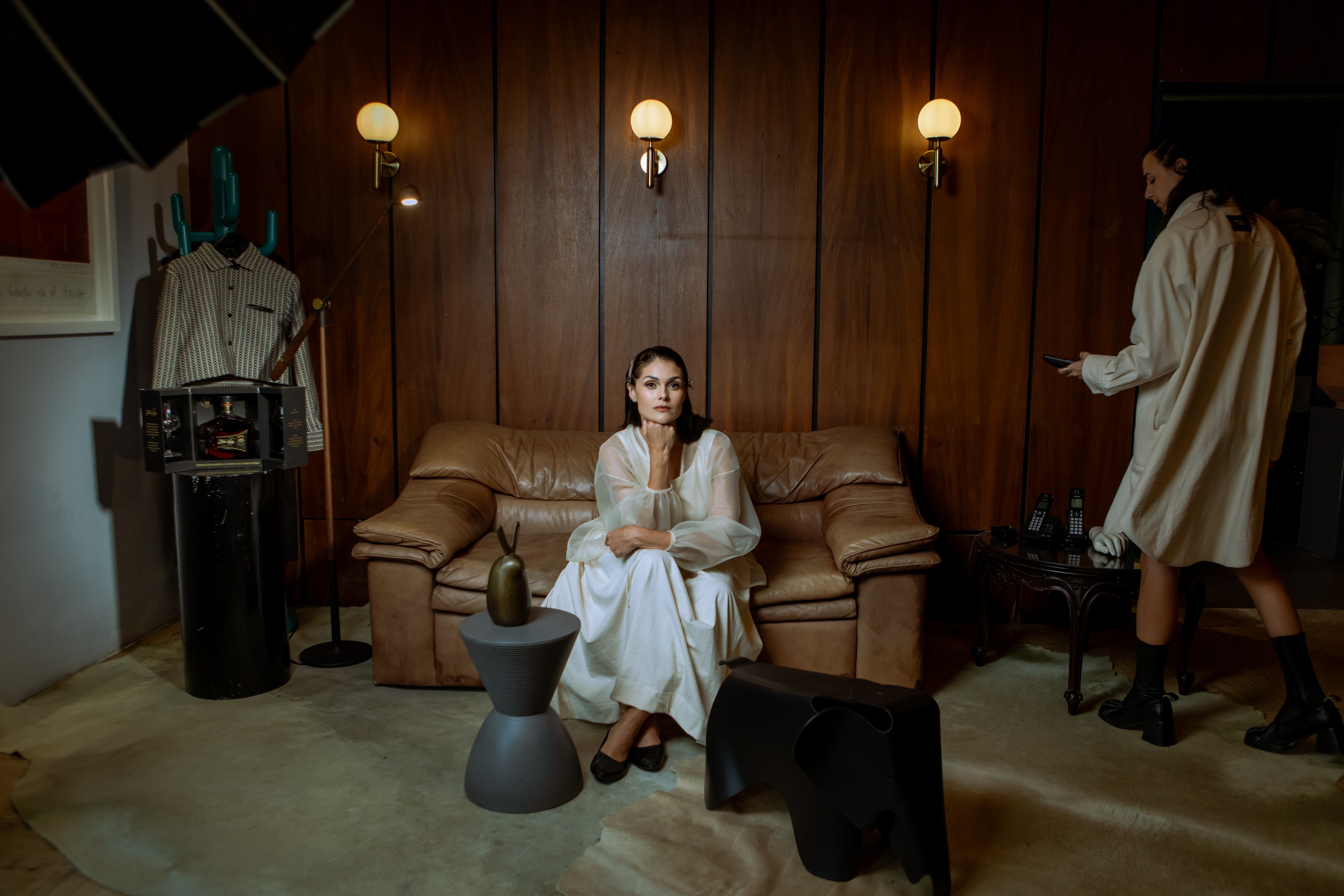 Fabiana Granados modela piezas de la nueva colección de Toribio & Donato.