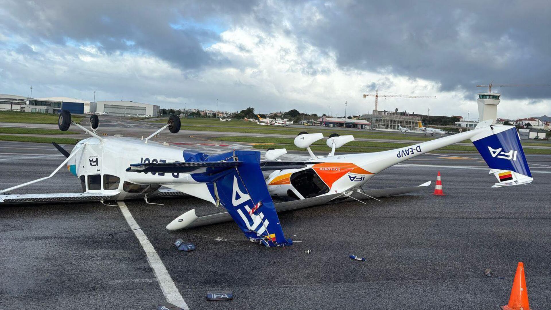 Tres avionetas quedaron volcadas en el aeródromo de Tires debido a los fuertes vientos de la tormenta Martinho, que azotó Lisboa con ráfagas superiores a 120 km/h.