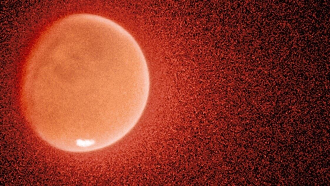 NASA une datos del Hubble y MAVEN para revelar cómo Marte perdió gran parte de su agua hace miles de millones de años.