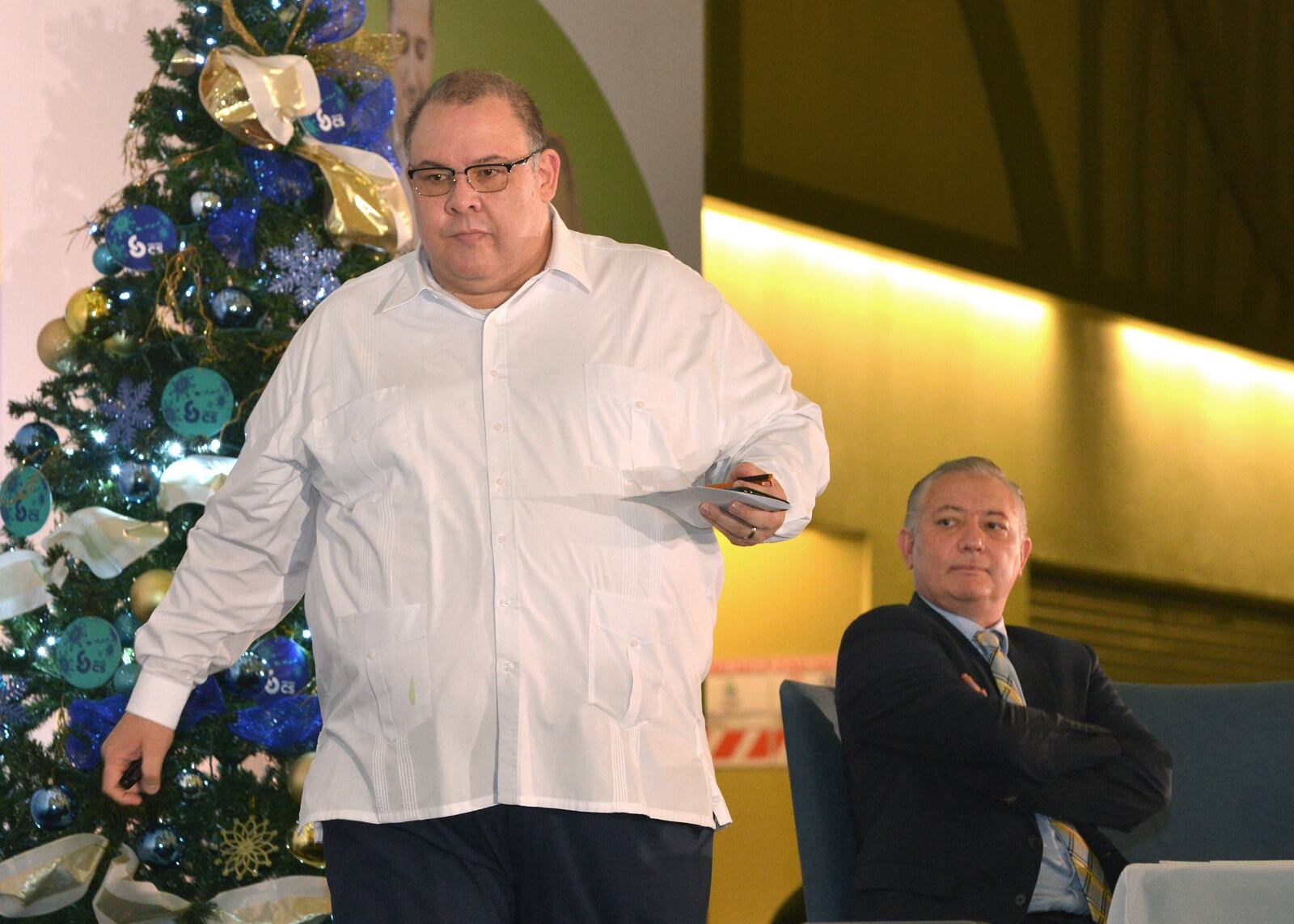 Fernando Faith Bonilla (camisa blanca), presidente del Consejo de Administración de Coopeservidores, y Óscar Hidalgo Chaves, gerente general de la cooperativa desde el 2006.