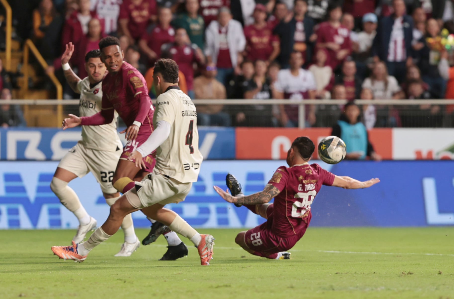 17/12/2025 / partido de ida entre Deportivo Saprissa vs Liga Deportiva Alajuelense por el partido de ida de la final del Torneo apertura de la Liga Promerica 2025 en el estadio Ricardo Saprissa / foto John Durán