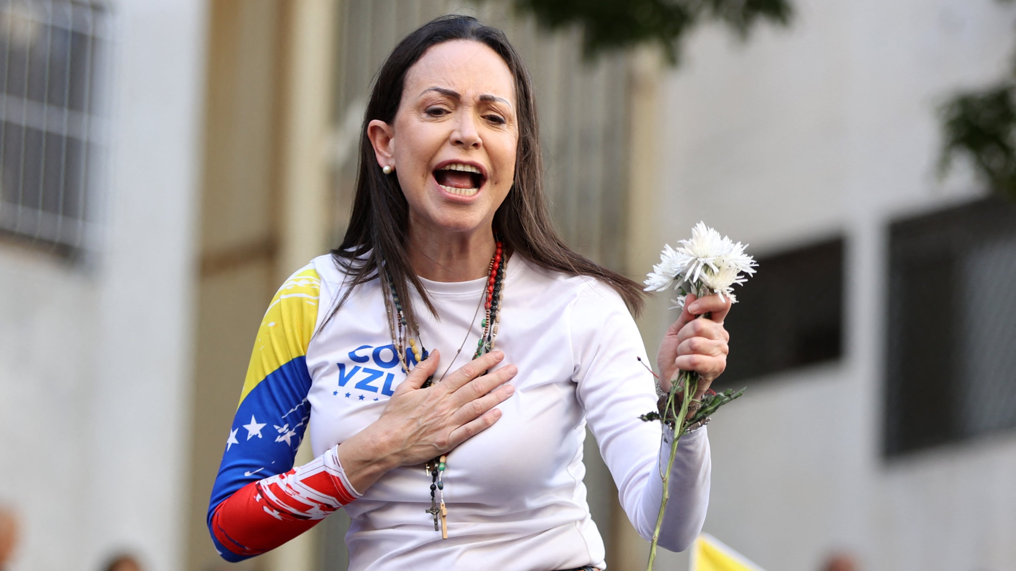 La dirigente venezolana de oposición María Corina Machado se dirige a una multitud en esta imagen del 9 de enero de 2025 en Caracas. Machado vive actualmente en la clandestinidad y fue galardonada este 10 de octubre con el Premio Nobel de la Paz.