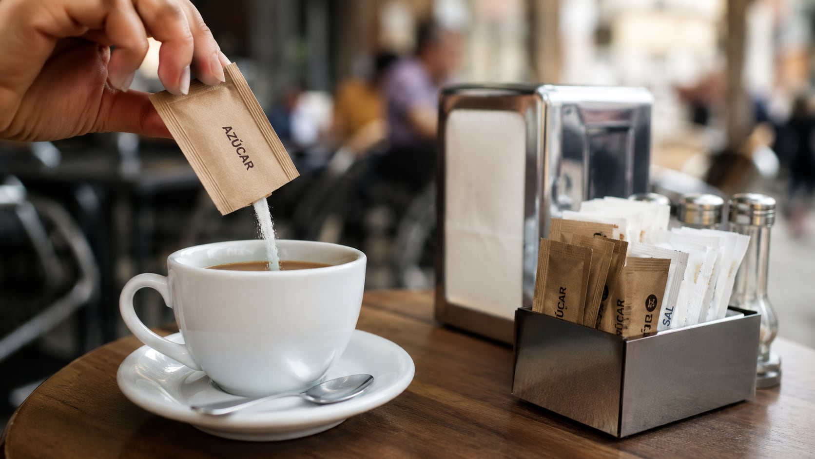 Restaurantes y cafeterías europeos deberán reemplazar sobres individuales por dispensadores y envases reutilizables.
