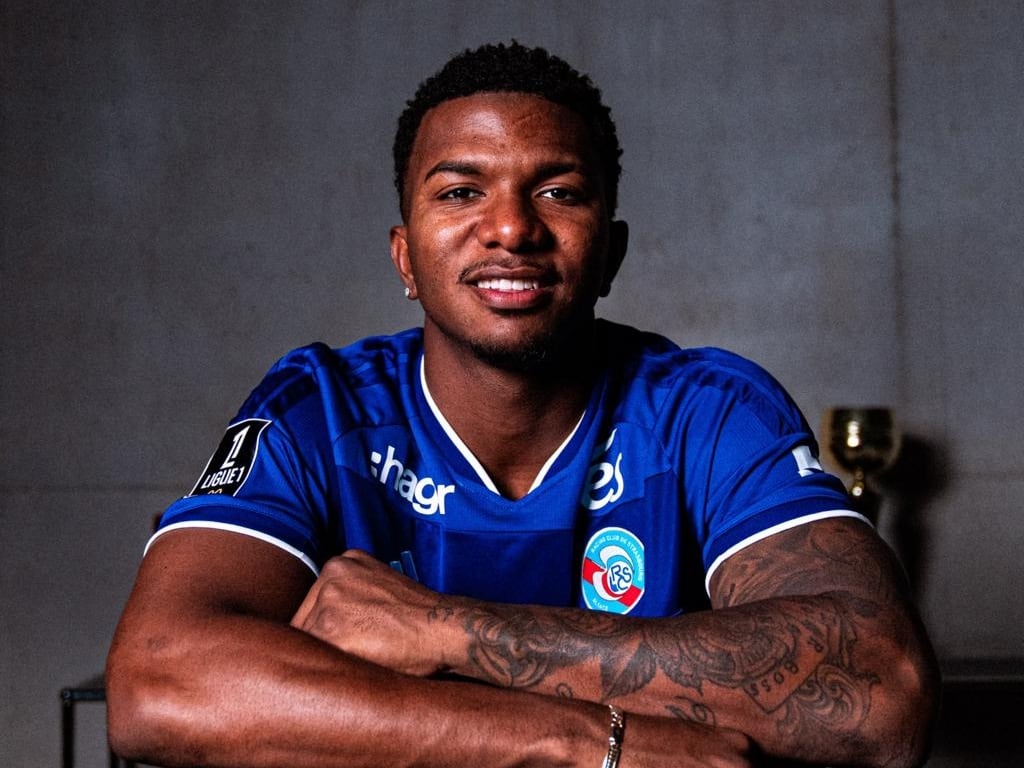Jeyland Mitchell ya lució los colores de su nuevo club, el Racing de Estrasburgo de Francia.