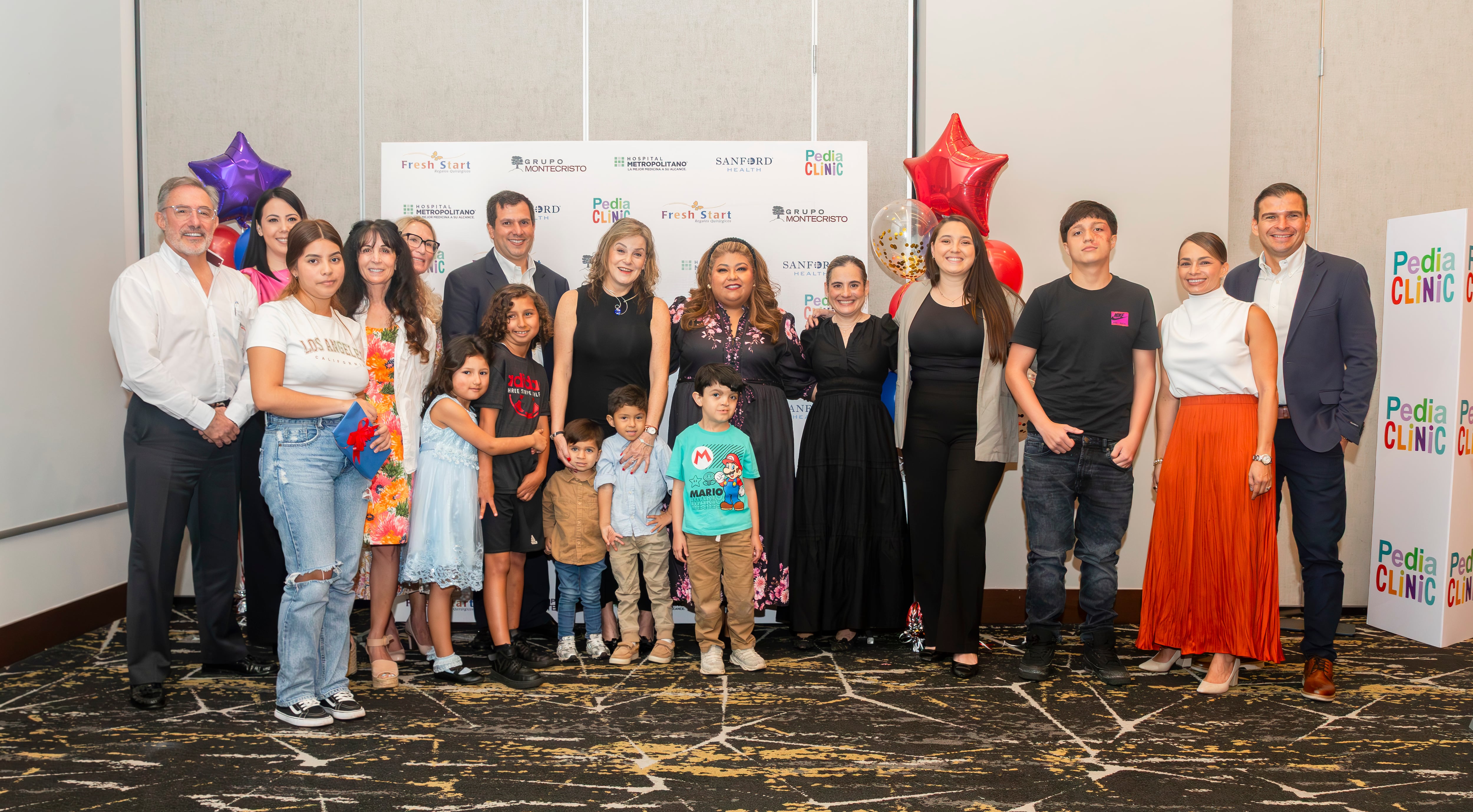 Representantes de organizaciones involucradas en la iniciativa y familias beneficiadas. Foto: Cortesía.
