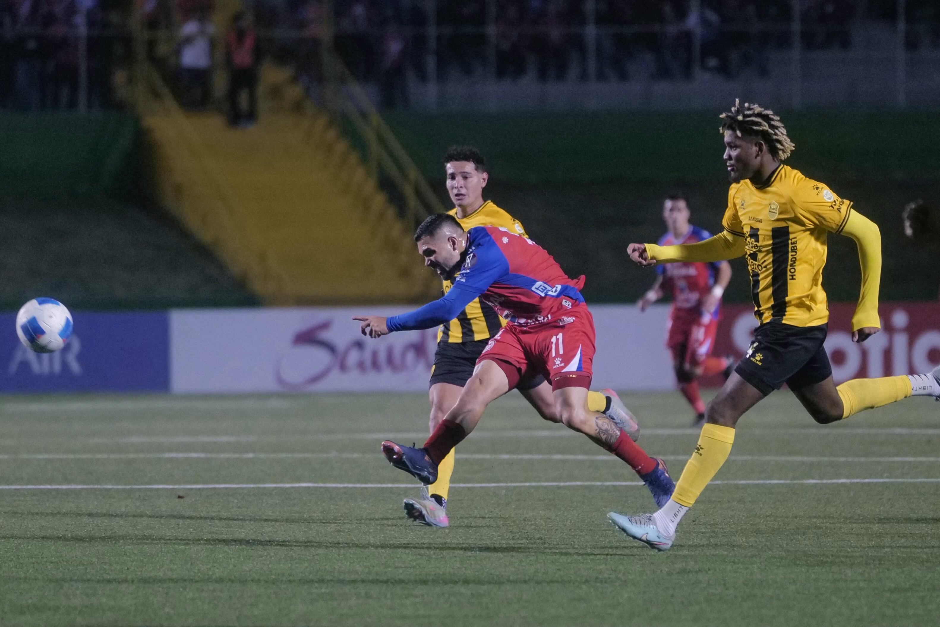 El delantero costarricense de Xelajú Steven Cárdenas remata ante el Real España dirigido por Jeaustin Campos, en la semifinal de la Copa Centroamericana.